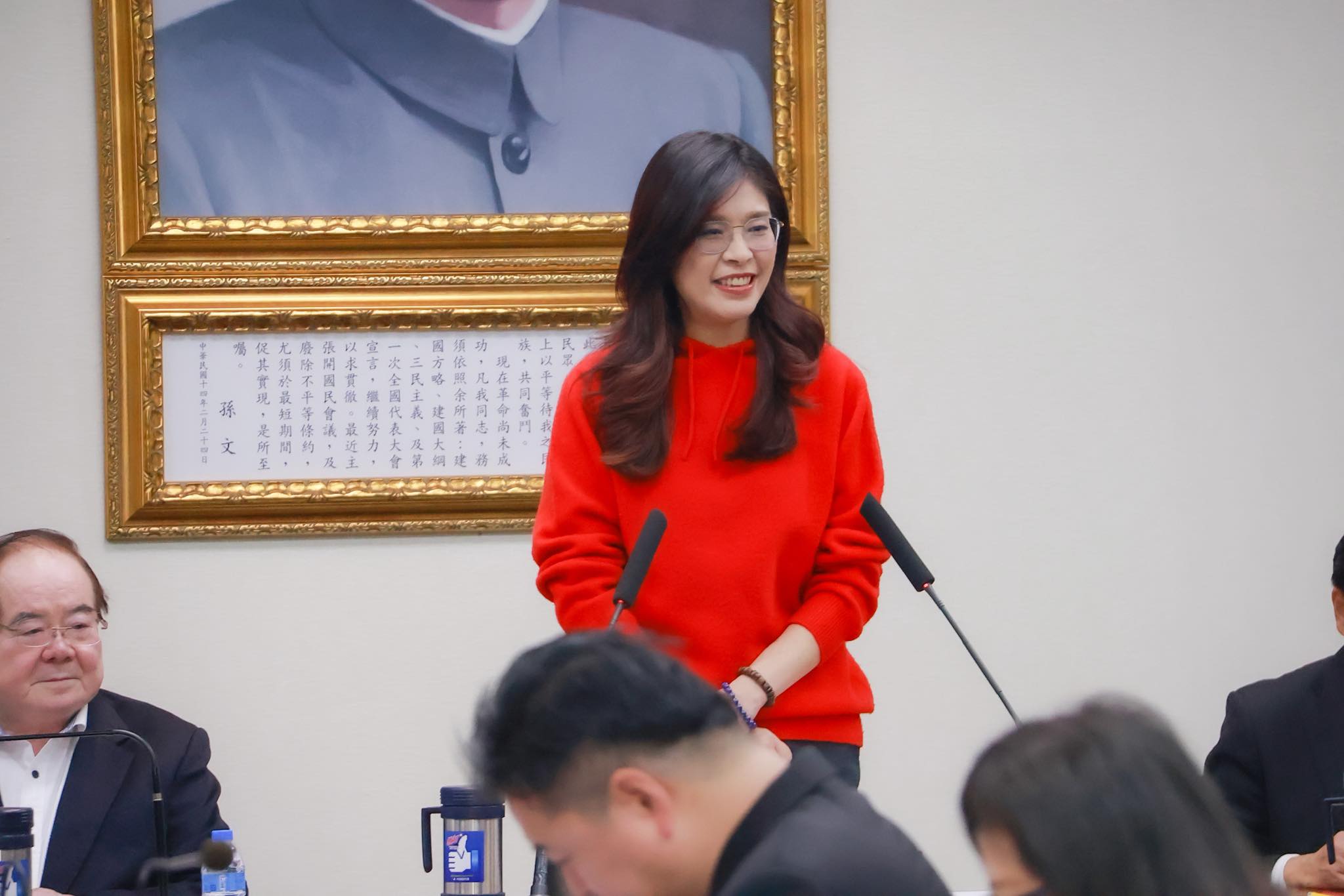 鄭麗文身上的紅漆