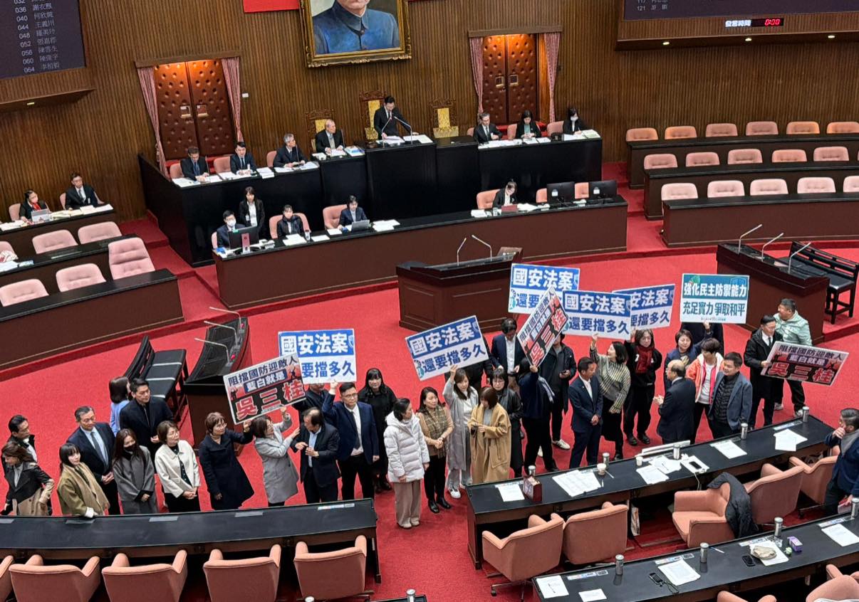 藍白為何蠻硬到底