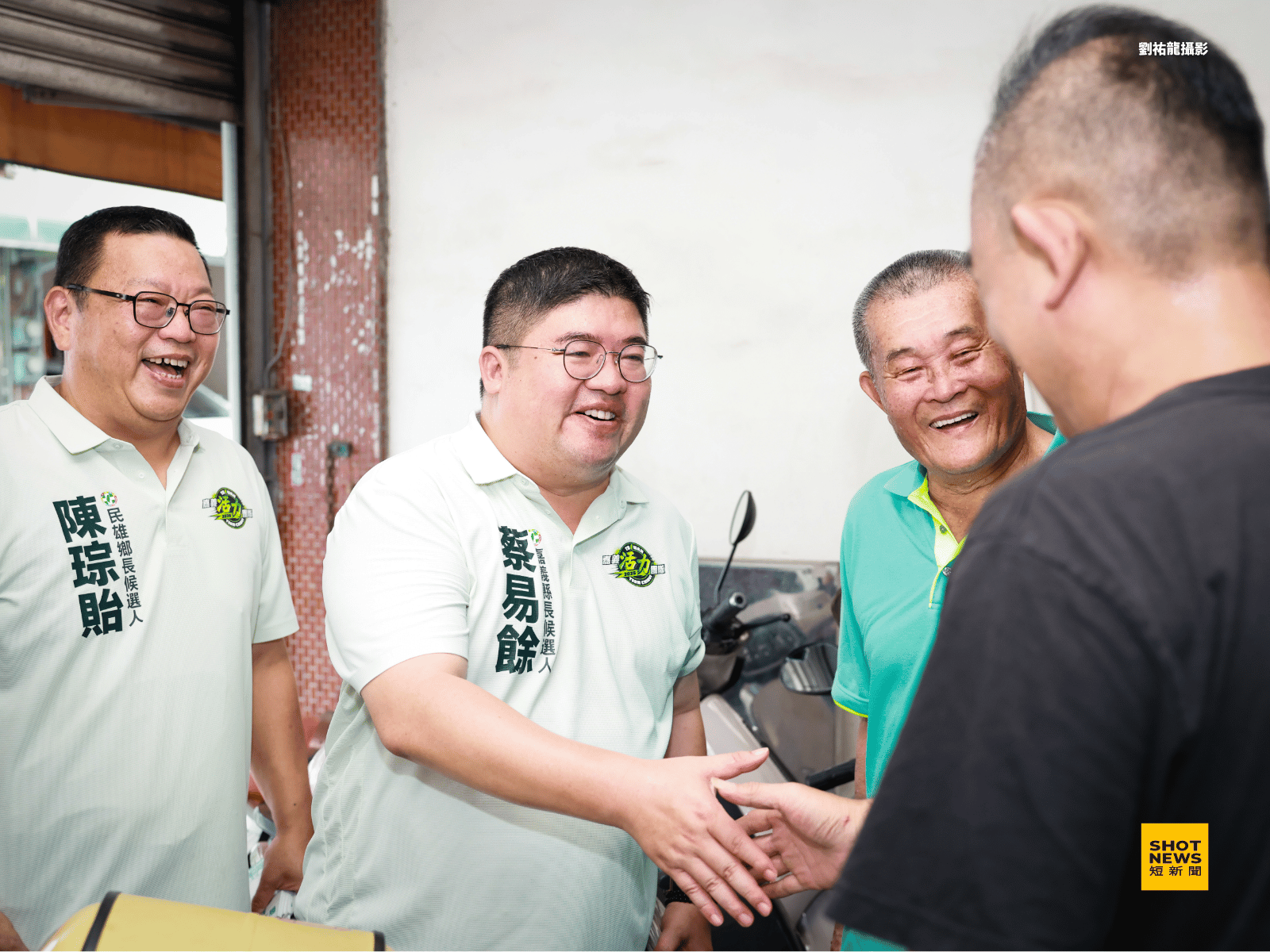 蔡易餘與民雄鄉長候選人陳琮貽一起走入鄰里,進行家戶拜訪。(攝影:劉祐龍)