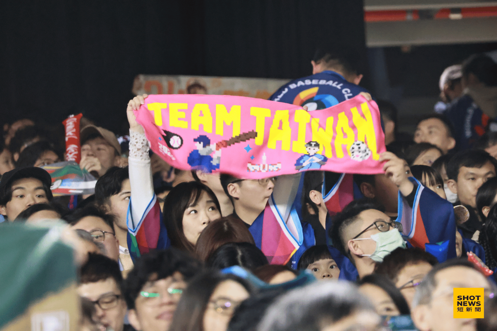 台灣球迷攜帶「Team Taiwan」字樣的毛巾，為台灣隊加油。(劉祐龍攝影)