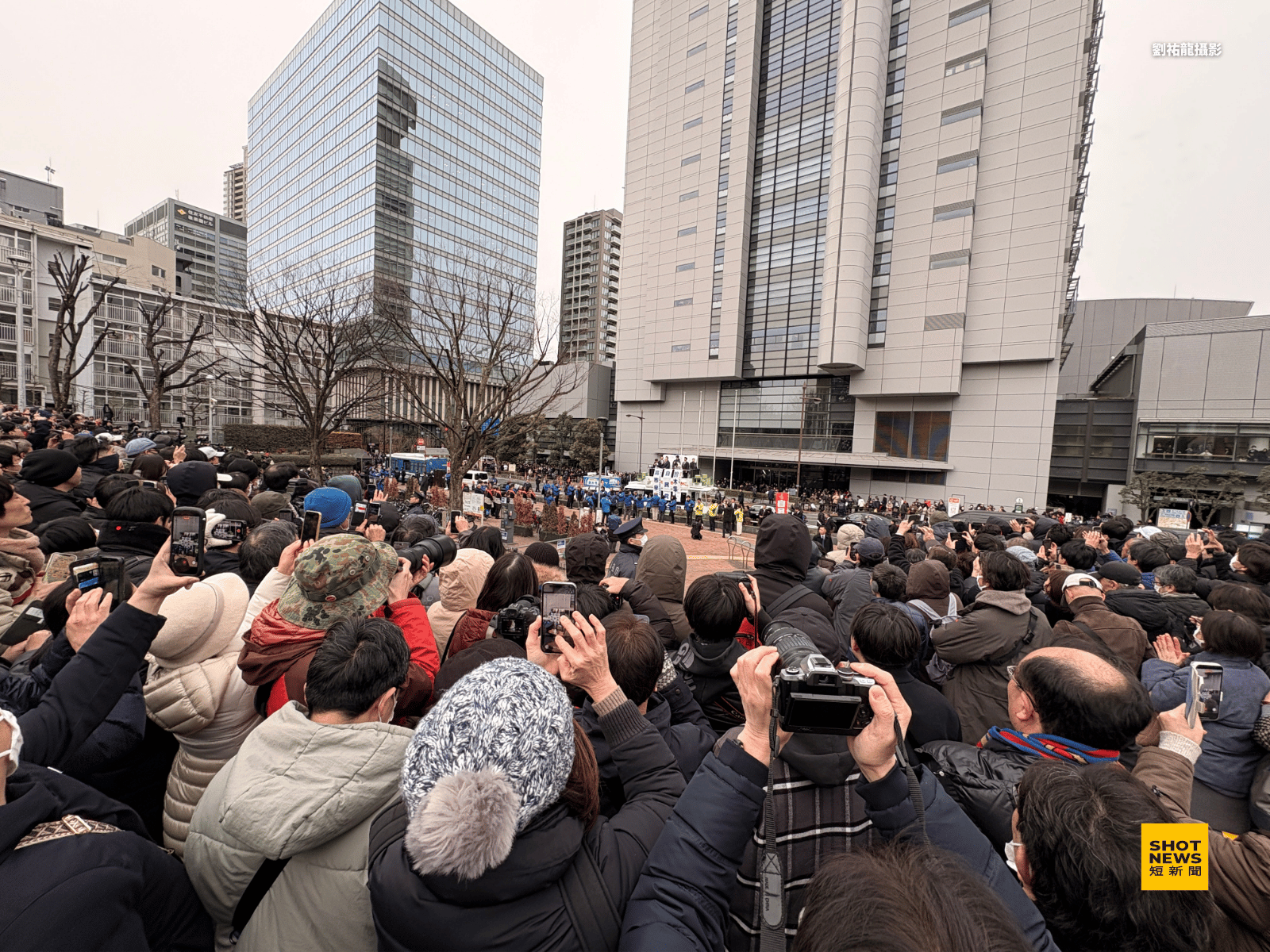 日本首相高市早苗演講現場,民眾紛紛拿出手機或數位相機紀錄,是「早苗活」炫風最真實的情況。(劉祐龍攝影)