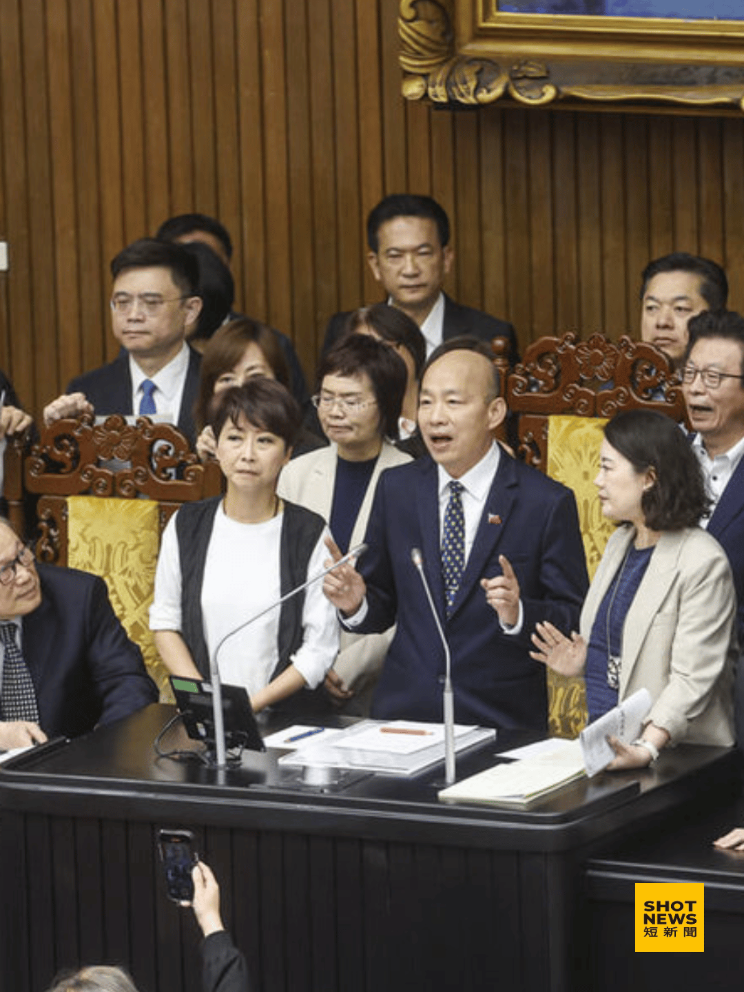 立法院長韓國瑜今日一上主席台就遭到包圍。