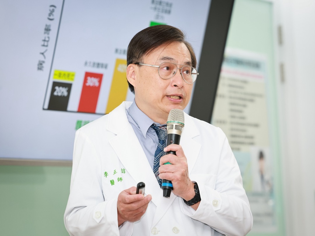 李正喆於德威國際牙醫口腔醫院10月6日衛教記者會說明骨鬆用藥與口腔照護。(圖/資料照)