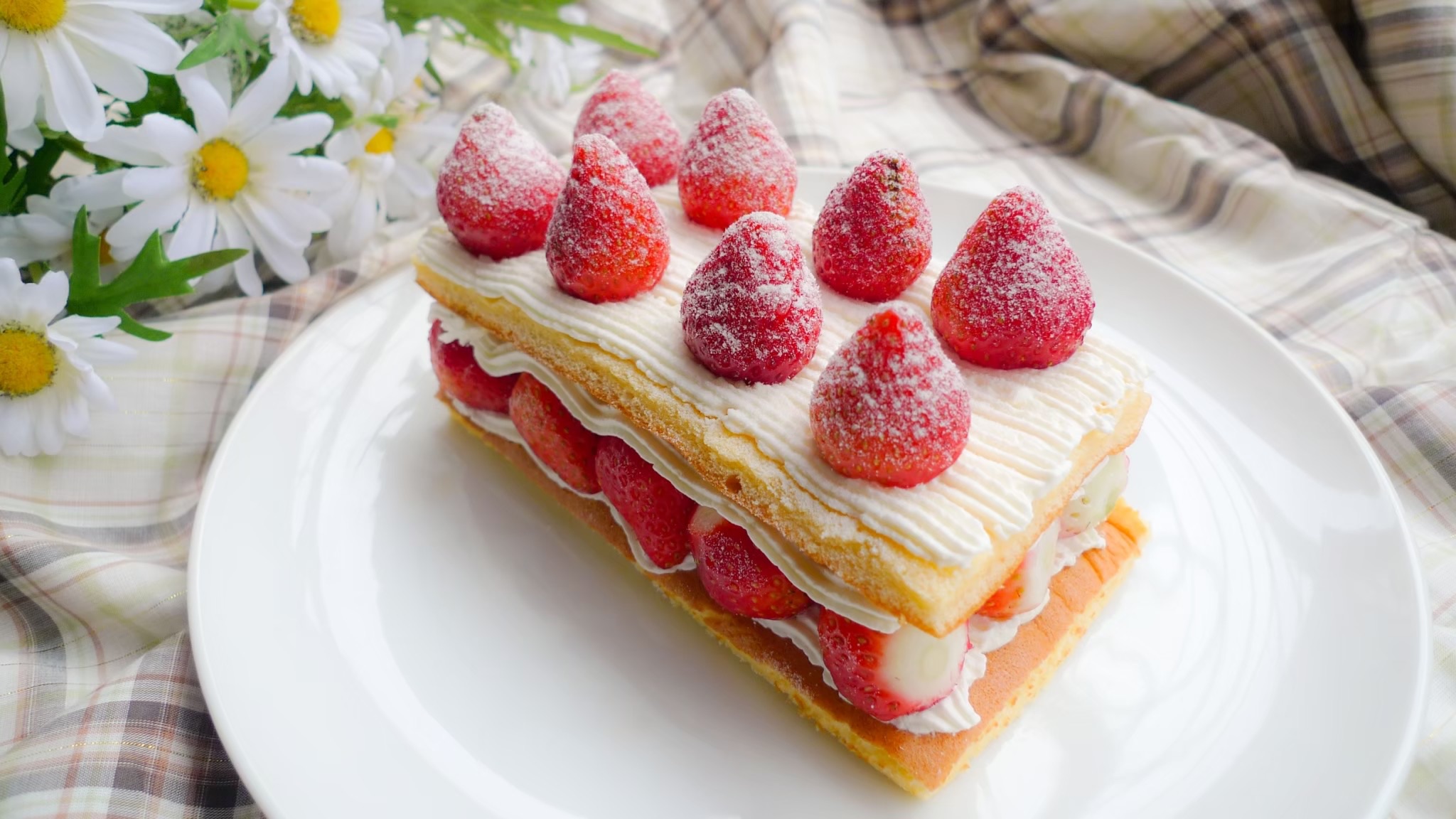 十六年前，全台灣第一顆完整的草莓蛋糕誕生。這不僅僅是一道甜點，更是開啟台灣烘焙新頁的珍貴起點，充滿了無可取代的紀念價值。(胡若茵提供)