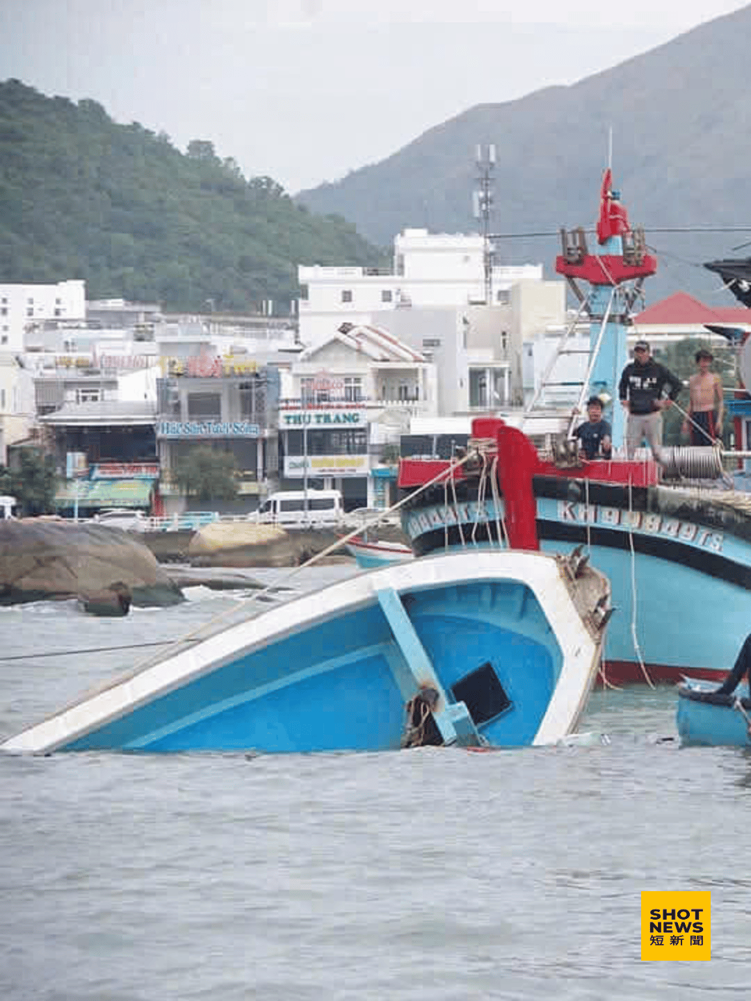 救援隊搜尋並將船拖回岸邊。（圖：Cầu Bóng 邊防哨所）