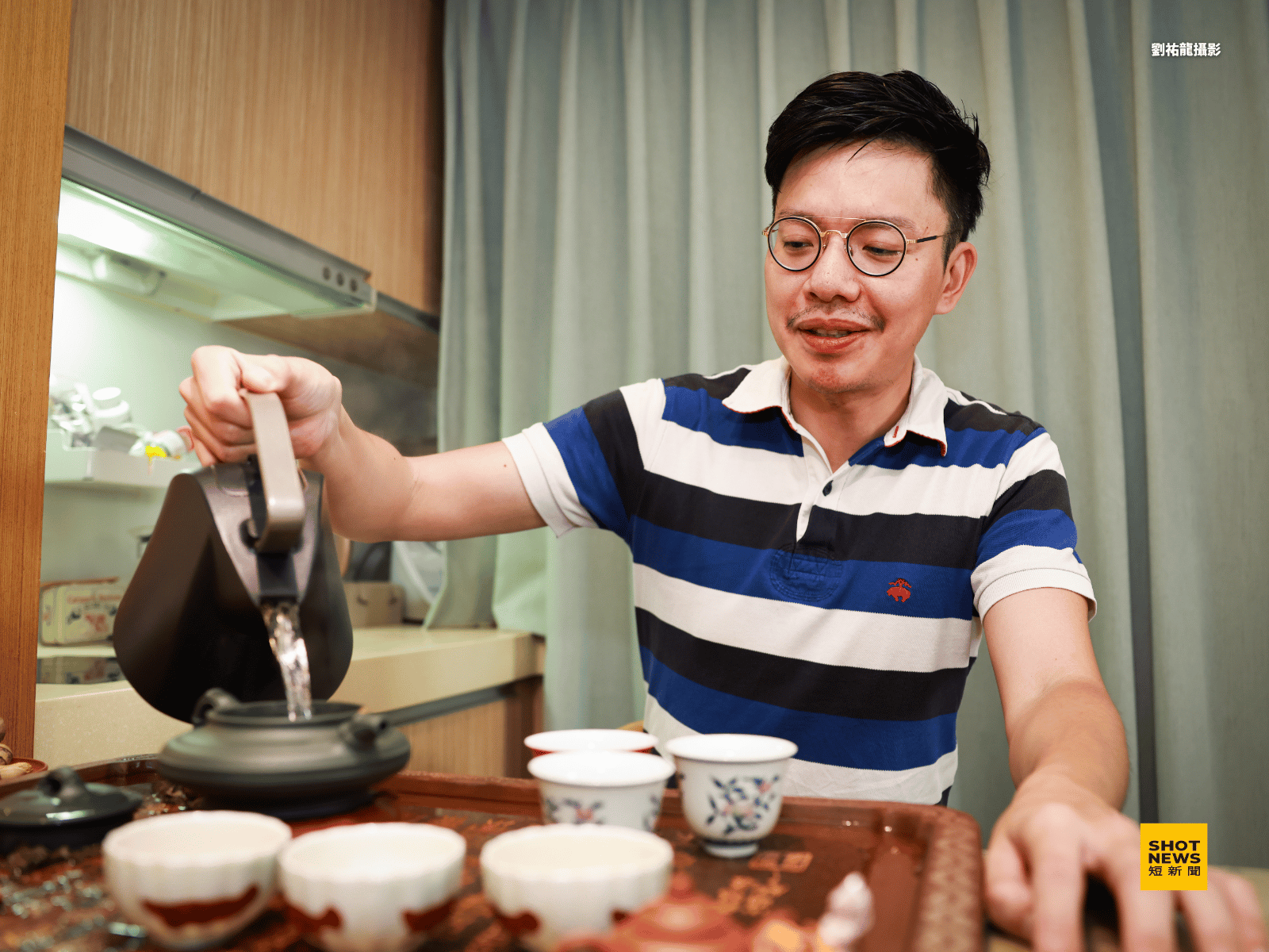 常行深一邊泡茶一邊訪談,分享製茶心得。