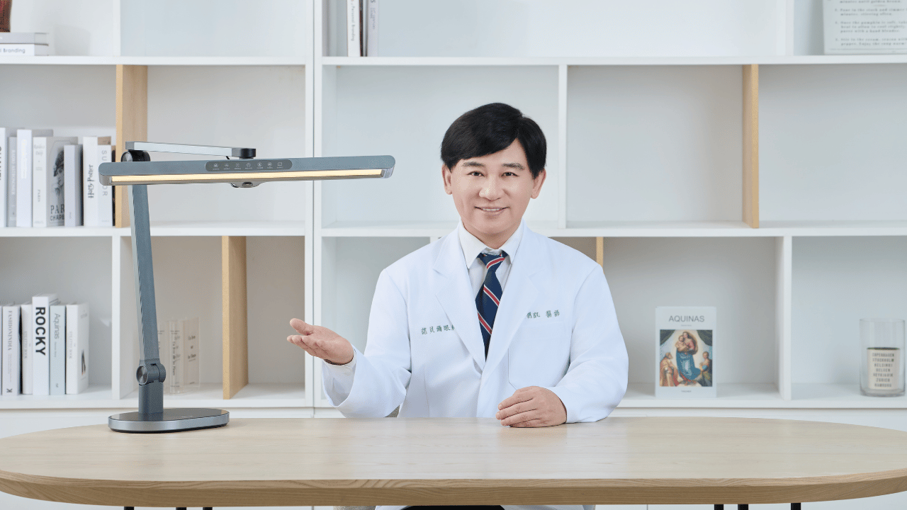 護眼照明專家喜光全光譜,今年再次宣布代言人為連鎖眼科領導品牌諾貝爾眼科總院長張朝凱,品牌代言合作正式邁入第三年(圖/喜光全光譜提供)