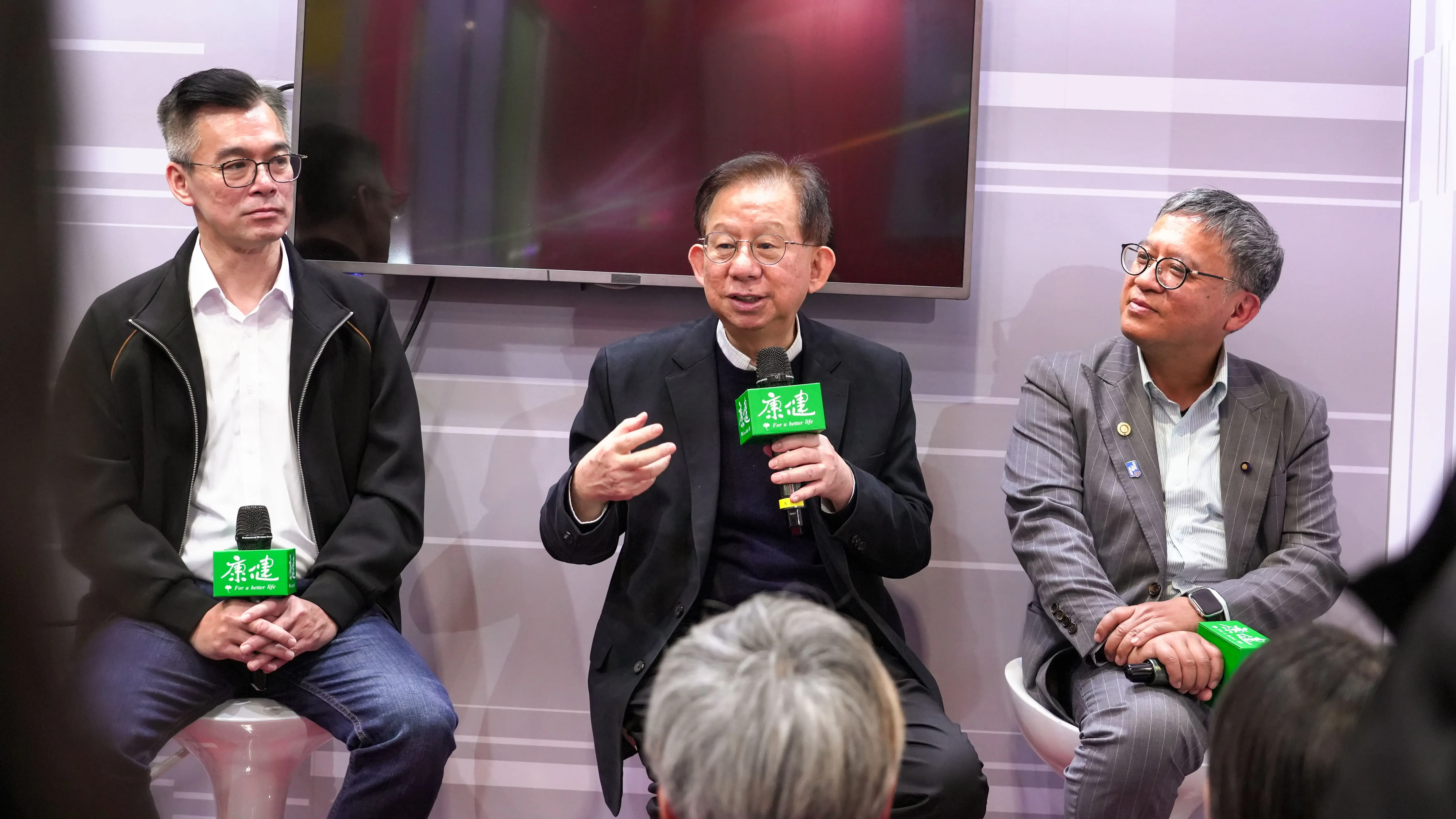 圖左至右依序為，台灣胞外體學會創會理事長沈湯龍、福又達生技創辦人陳燦堅、前宜蘭大學特聘教授郭村勇。