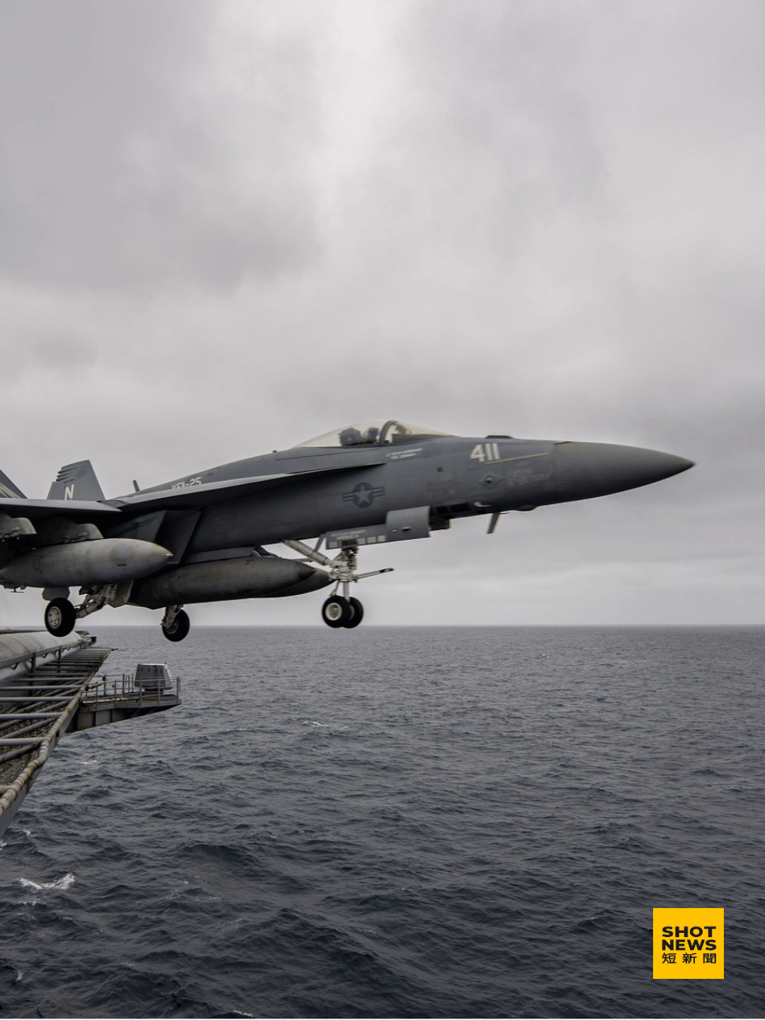 美軍F-15戰機從航母甲板起飛。(U.S. Navy)