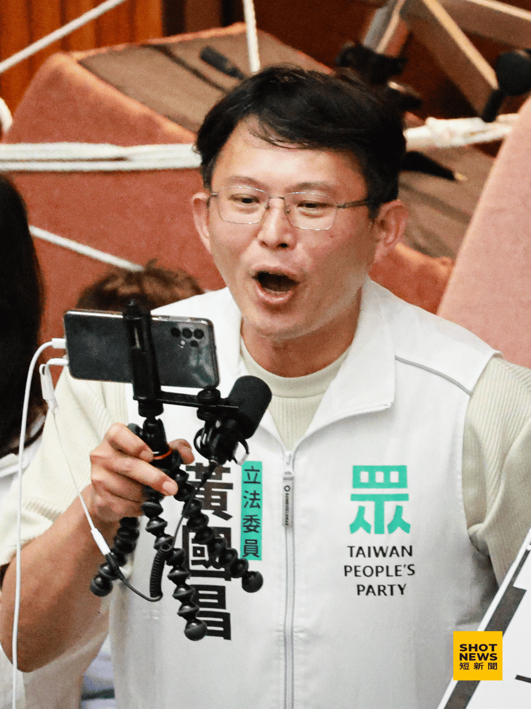 立法委員黃國昌於立法院議場直播。(劉祐龍攝影)