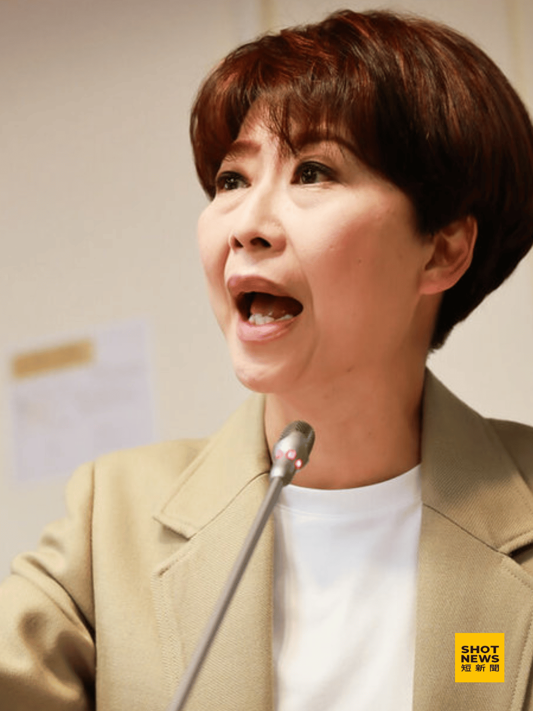 國民黨立委徐巧芯遭控踹倒民進黨立委陳亭妃。