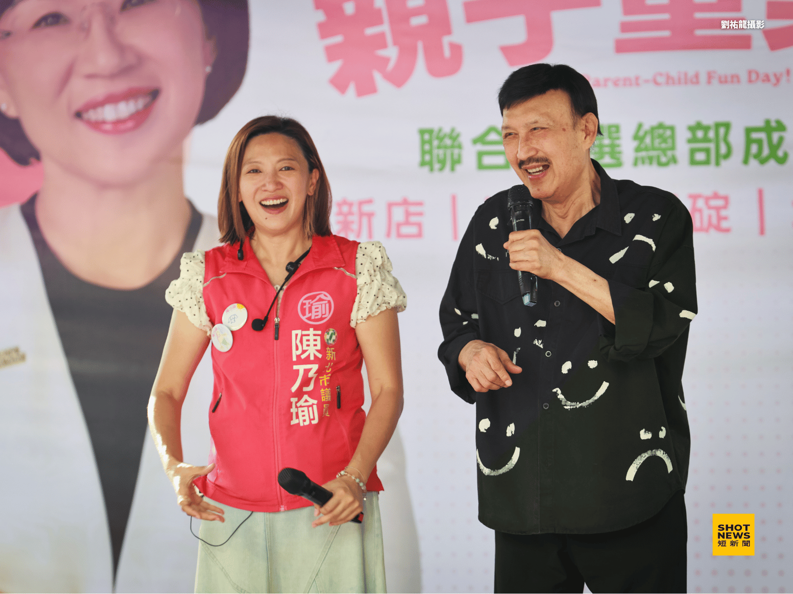 前立法委員余天到場力挺陳乃瑜，並獻唱《榕樹下》，現場氣氛熱絡。(攝影：劉祐龍)