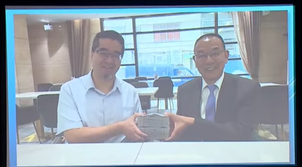 金溥聰秀出蕭旭岑收台商捐款合照。