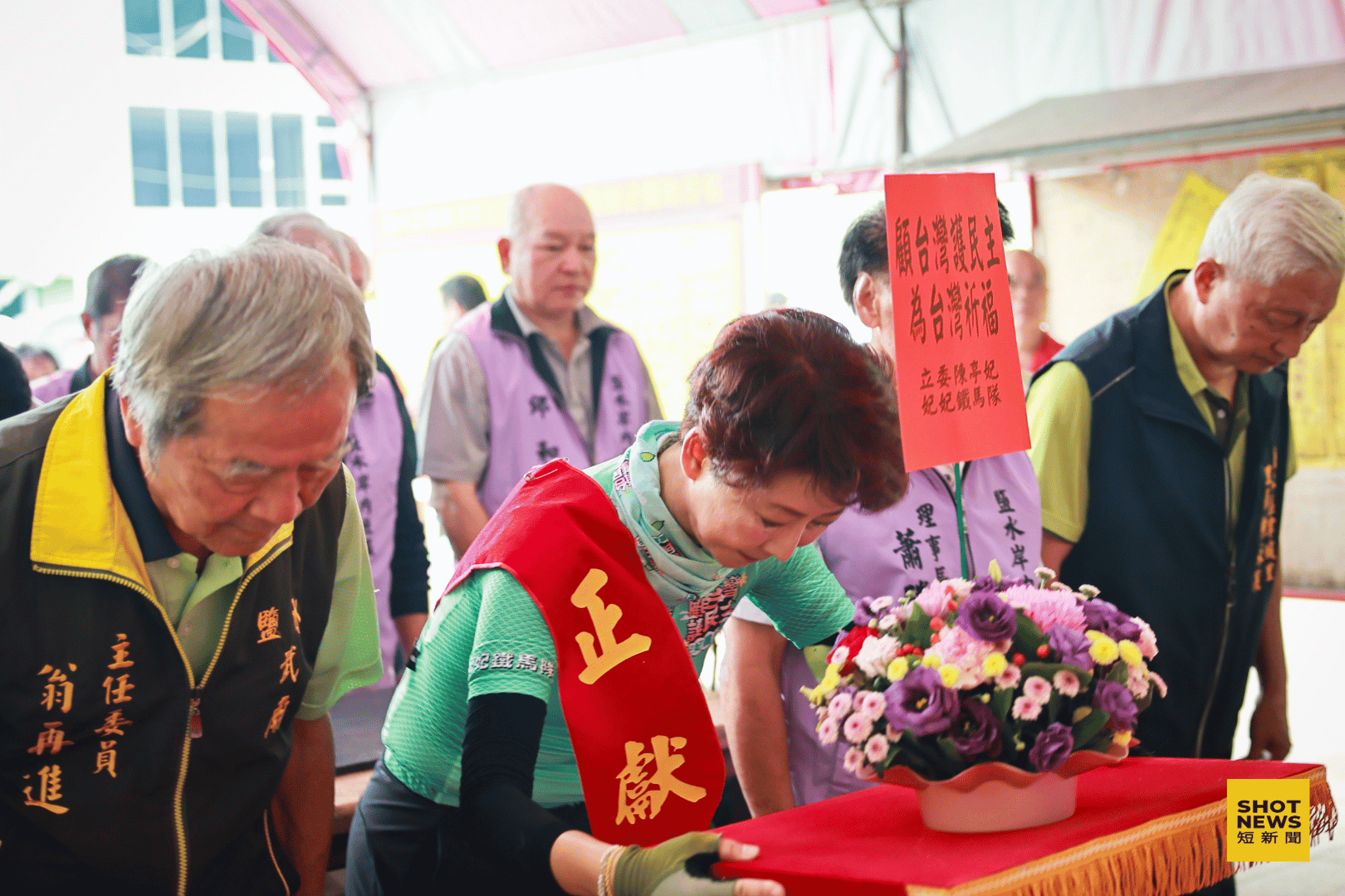 陳亭妃與鹽水武廟主委翁再進一同為此次鐵馬行程參拜祈福。(劉祐龍攝影)