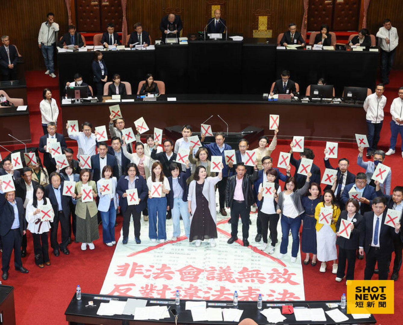 民進黨黨團抗議3月25日會議無效(圖：中央社）