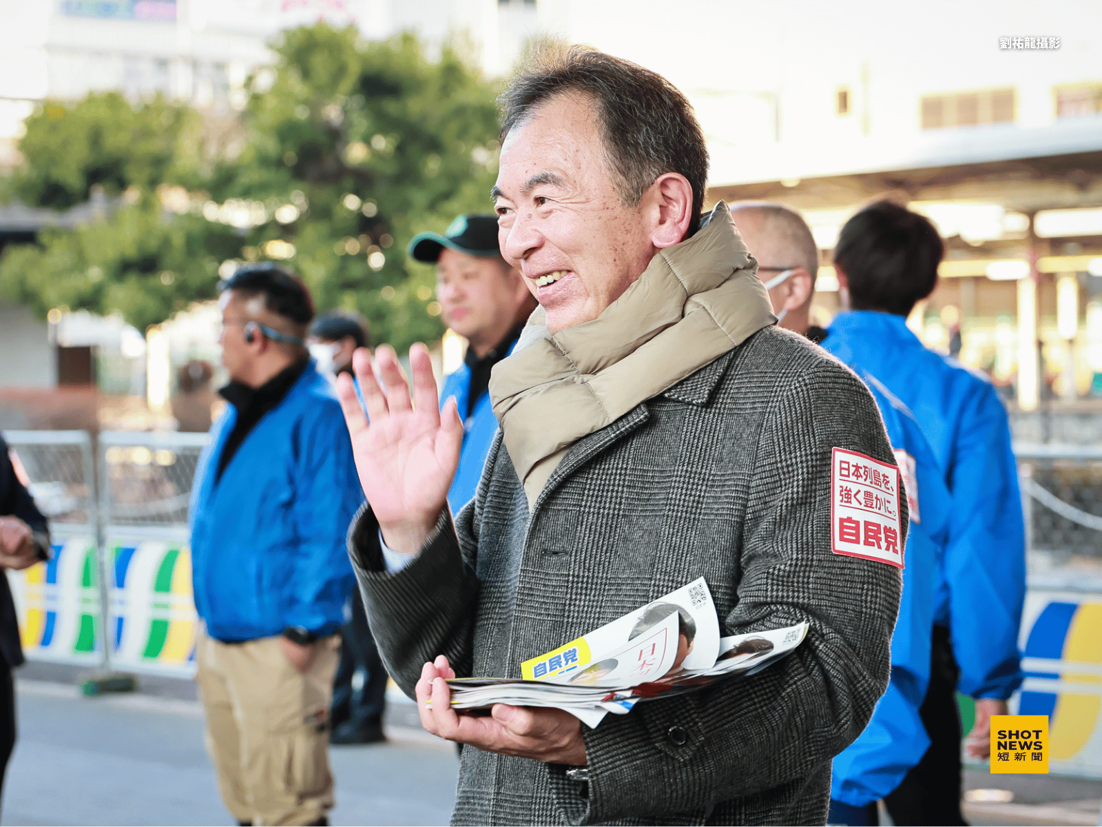 自民黨志工在車站周邊發送文宣，為候選人演講活動做宣傳與準備。(劉祐龍攝影)