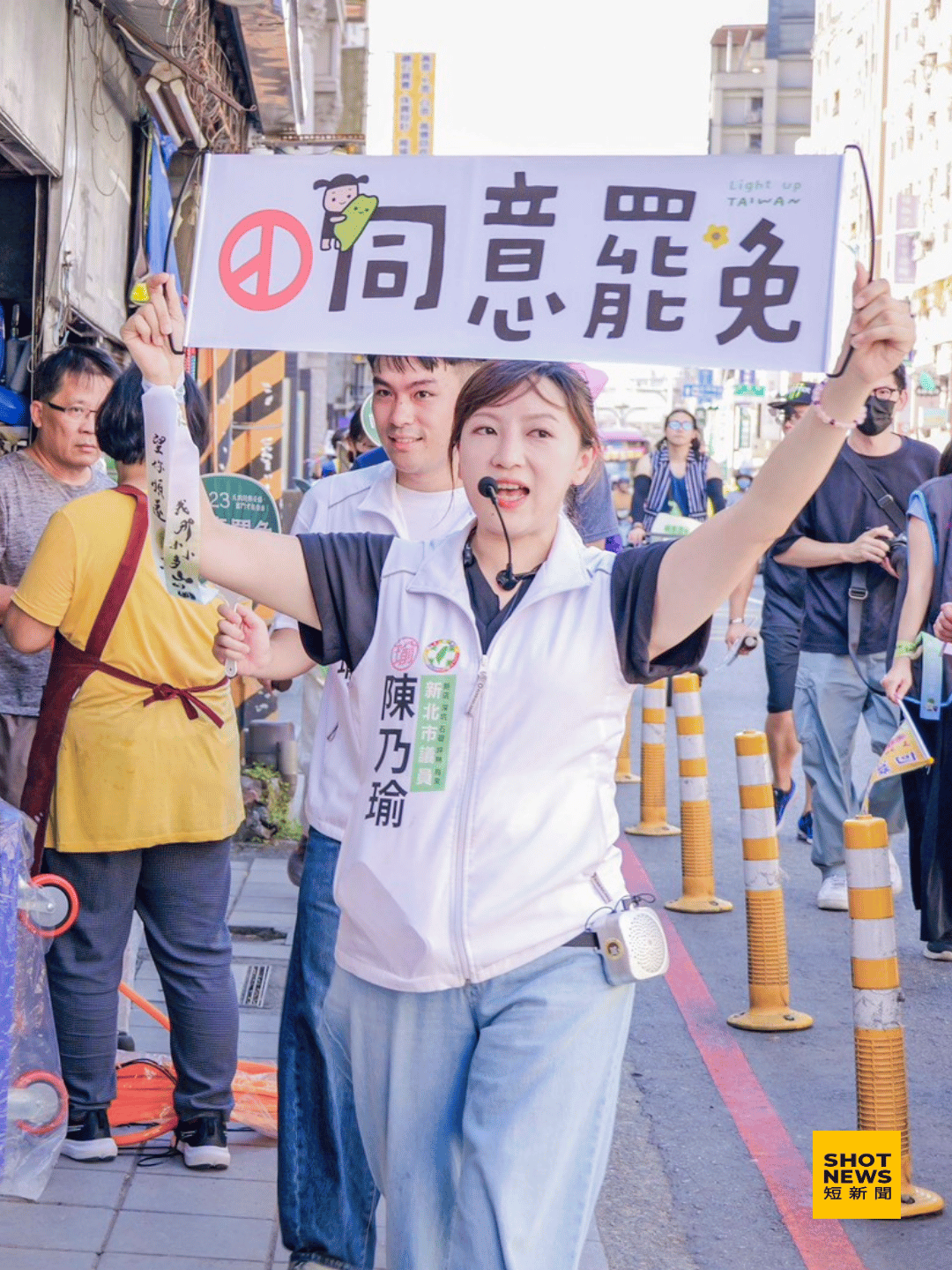 新北市議員陳乃瑜與罷團志工一起遊行。(陳乃瑜提供)