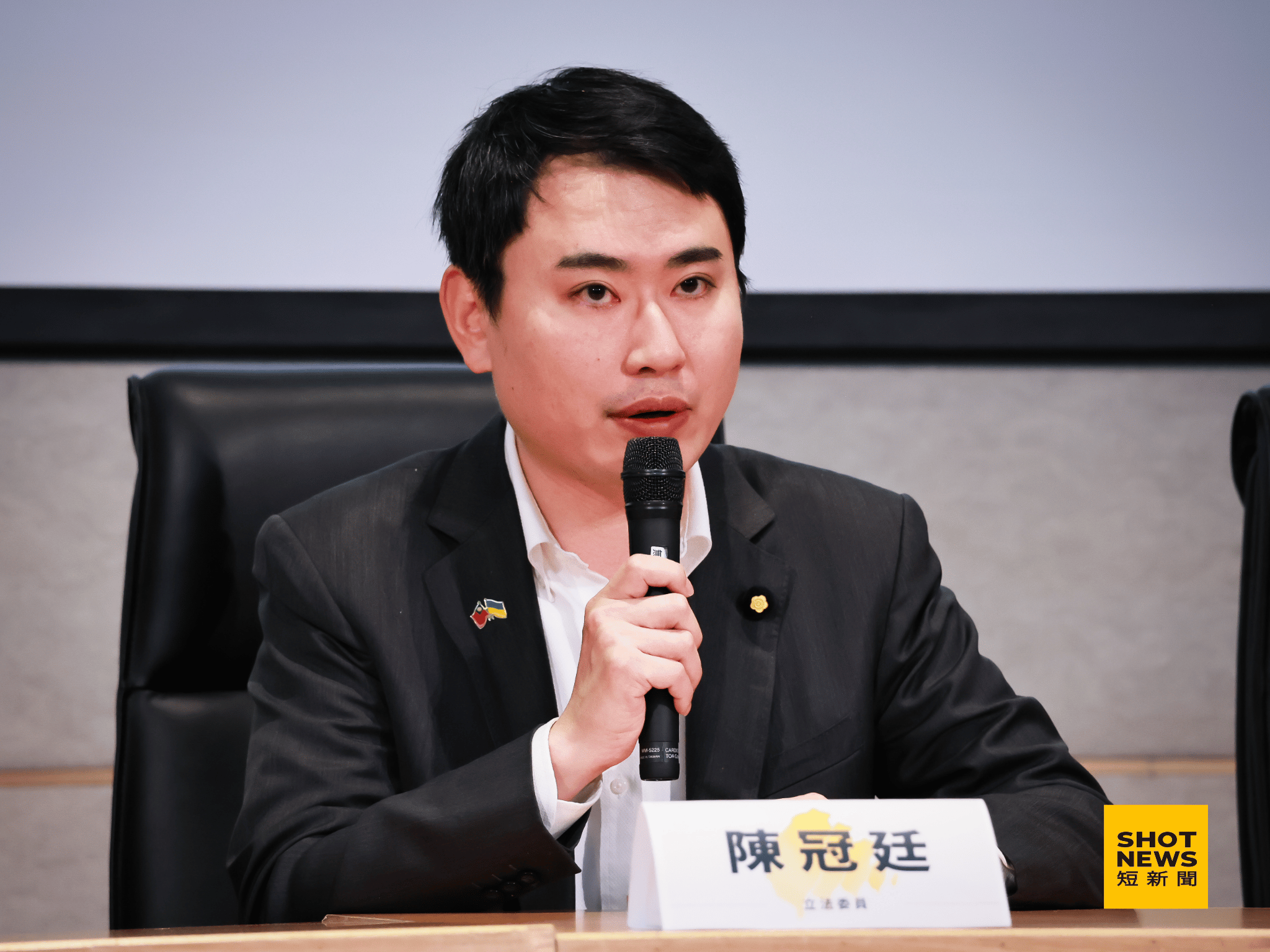 民進黨立法委員陳冠廷發言時強調，台灣的基本醫療人權被排除是最糟糕的民主範例，希望透過宣達團共同合作，讓台灣不再缺席。(劉祐龍攝影)