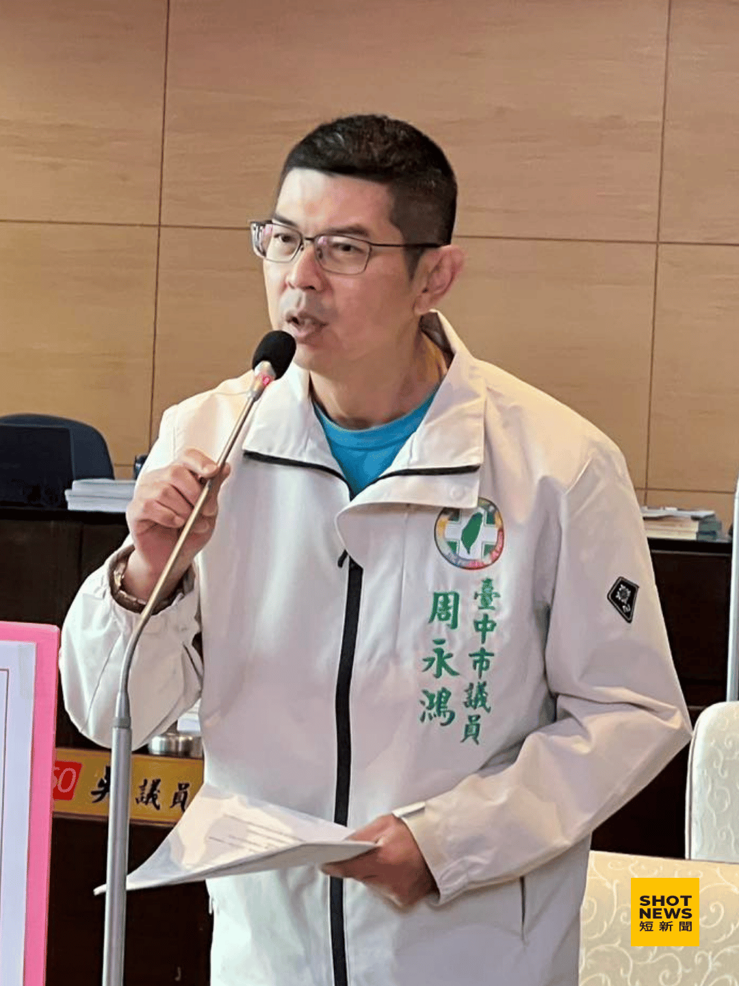 周永鴻怒拍桌 轟環保局長說謊下台