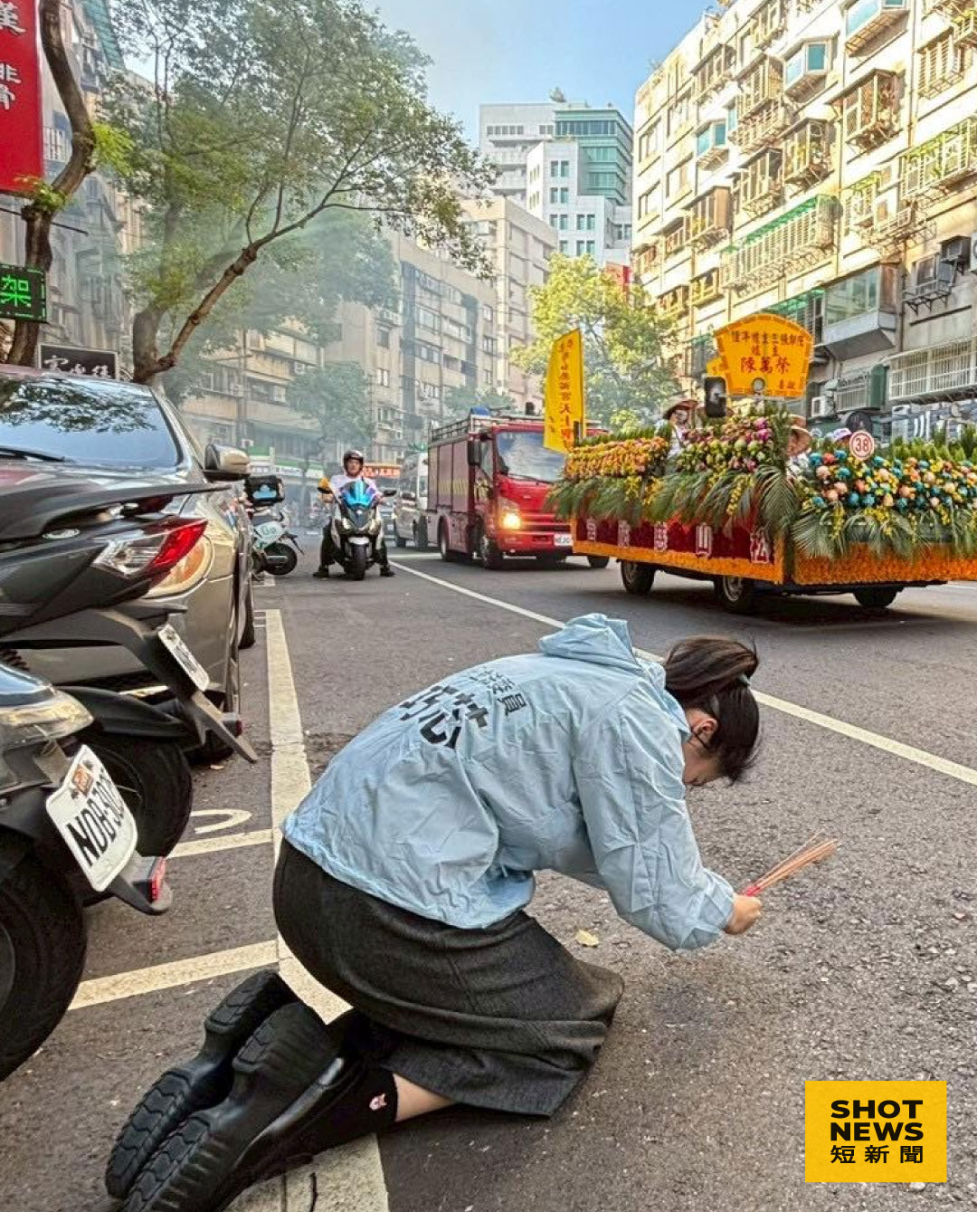 徐巧芯PO跪拜媽祖照，遭曹興誠批香都沒點著連神都騙。（圖：徐巧芯臉書）