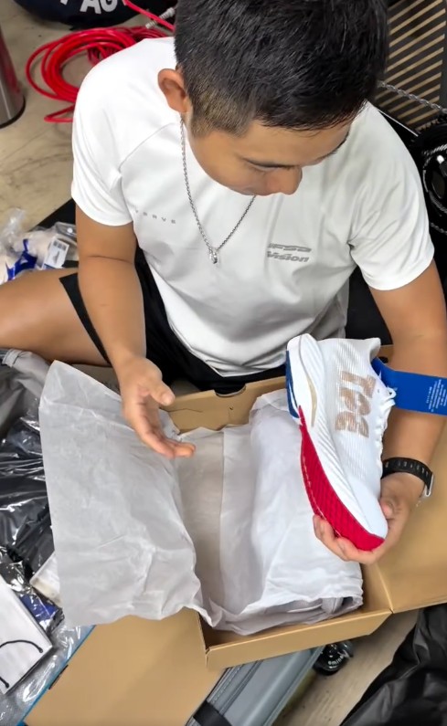 名古屋亞運代表隊成員在社群平台開箱物資包。(圖:翻攝自 @sky19780 IG)