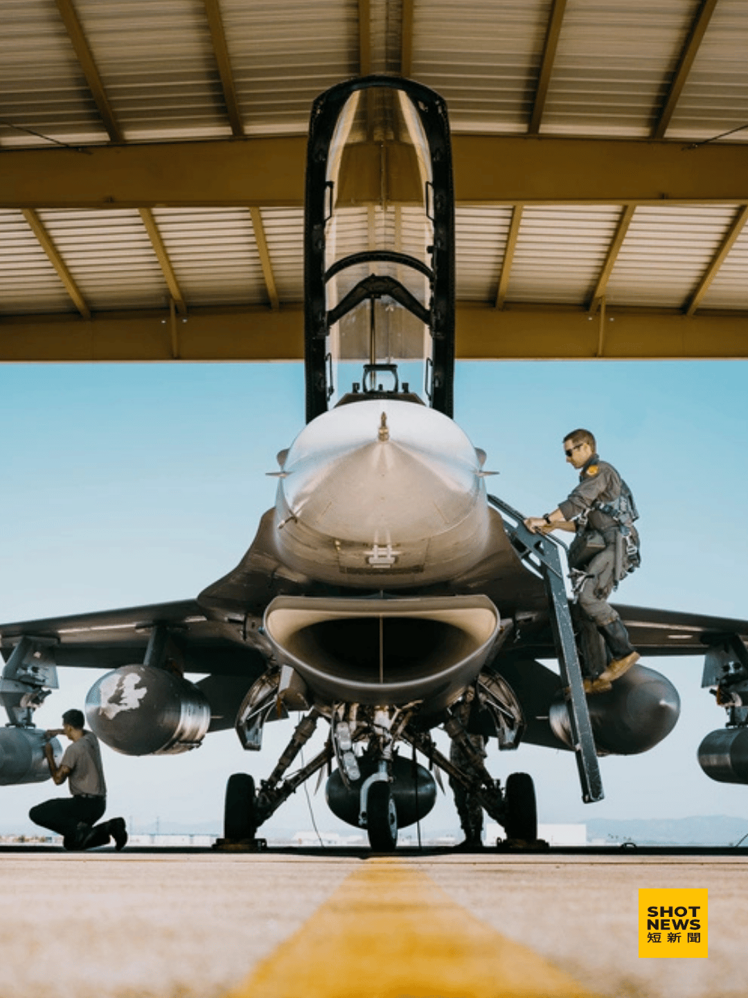 美軍F-16戰機於機棚整備。(DVIDS)