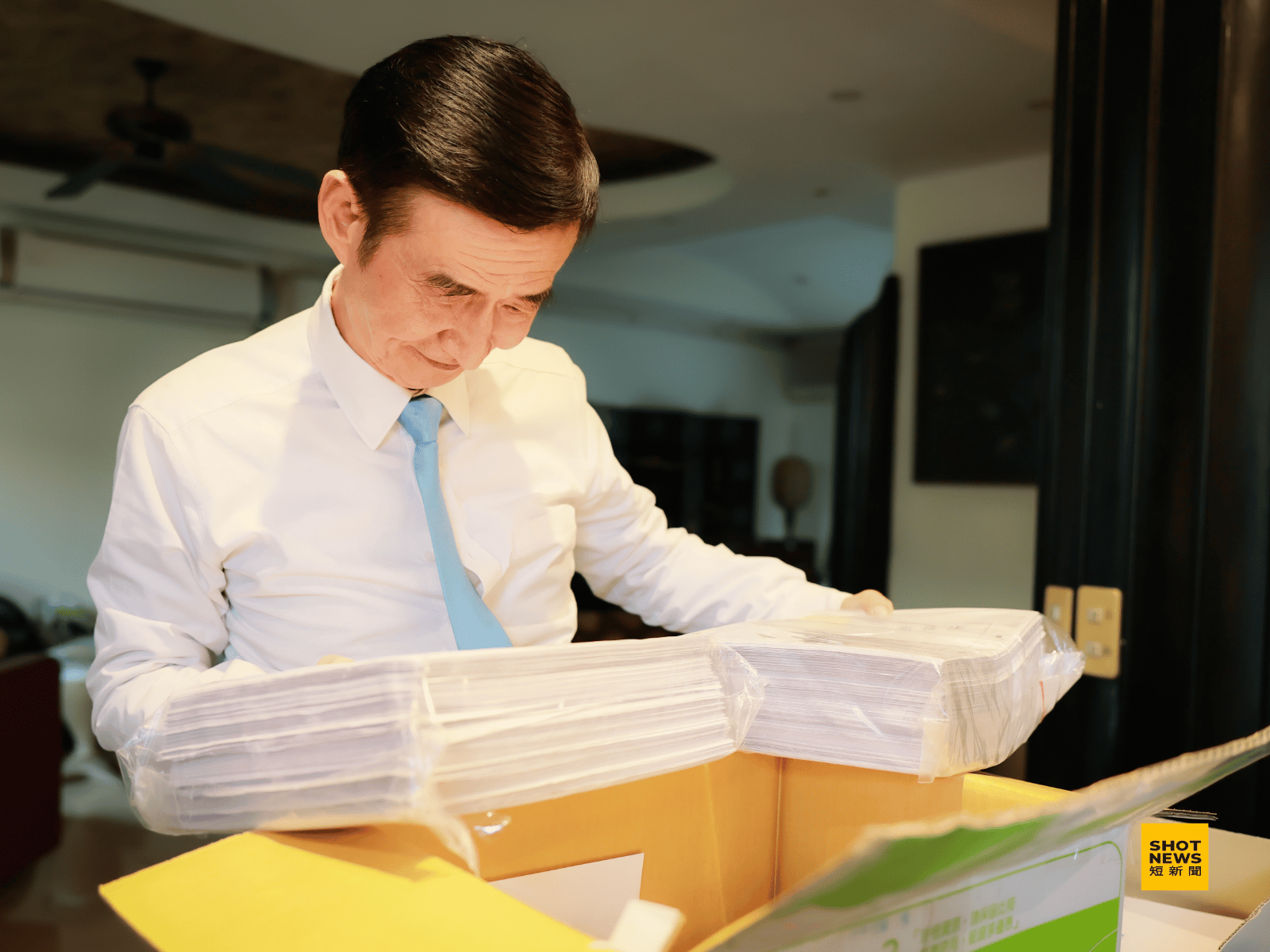 面對21箱資料，吳祥輝也只是象徵性的拆封看看。(劉祐龍攝影)