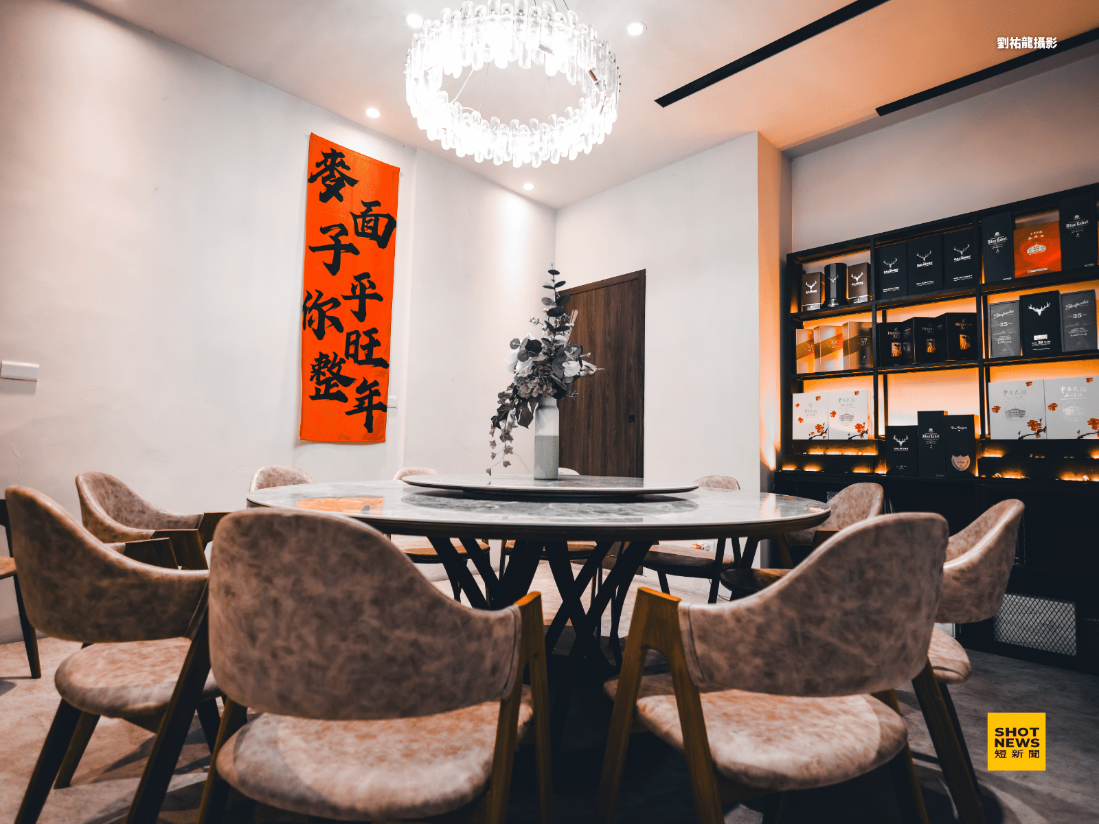 麥面子私廚餐廳內部風格簡潔典雅，從裝潢到家具，都是主廚羅世超親自挑選與安排。(劉祐龍攝影)