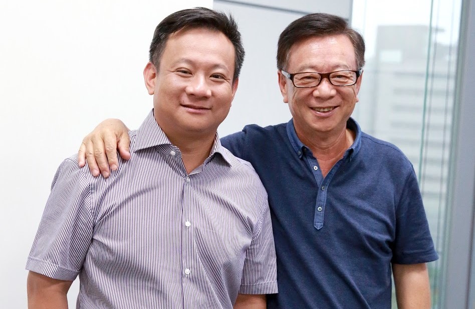 宣昶有（左）接受《短新聞》專訪，暢談父子創業的心路歷程。右為父親宣明智（圖：宣捷幹細胞提供）