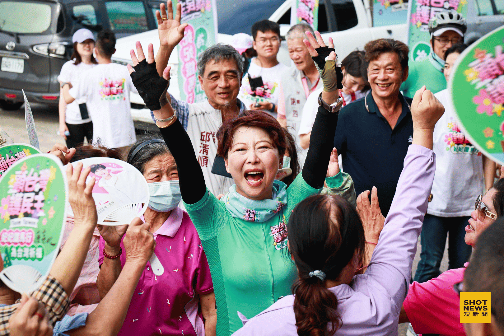陳亭妃受到民眾熱情歡迎。(劉祐龍攝影)
