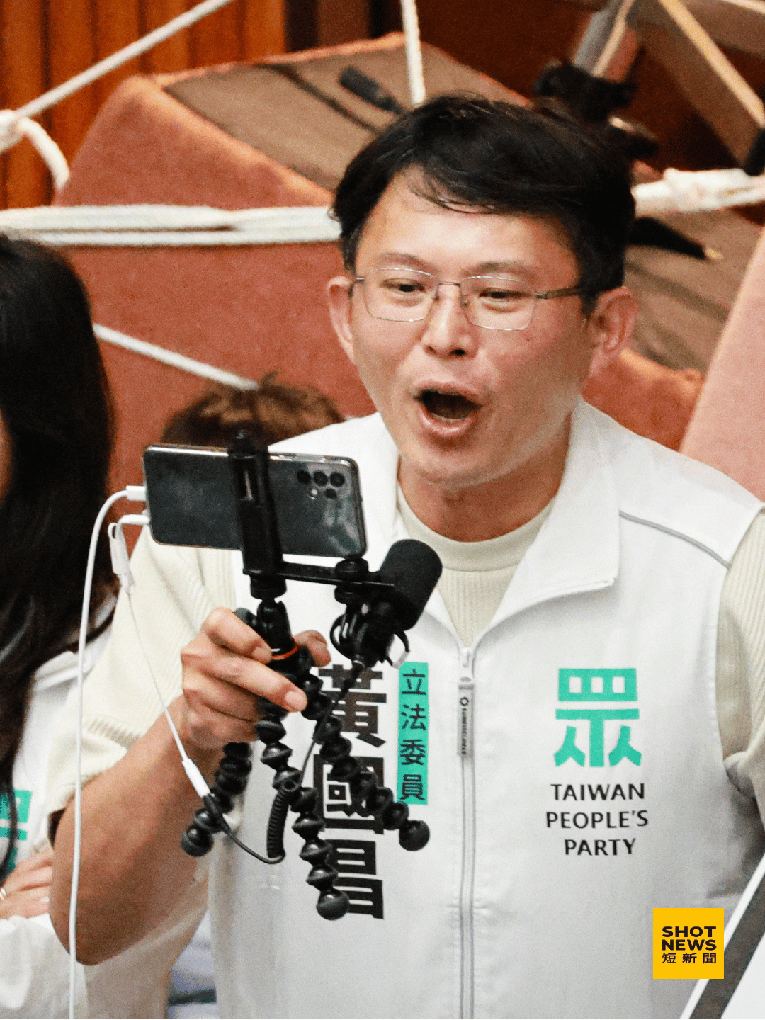 立法委員黃國昌於議場直播。(劉祐龍攝影)