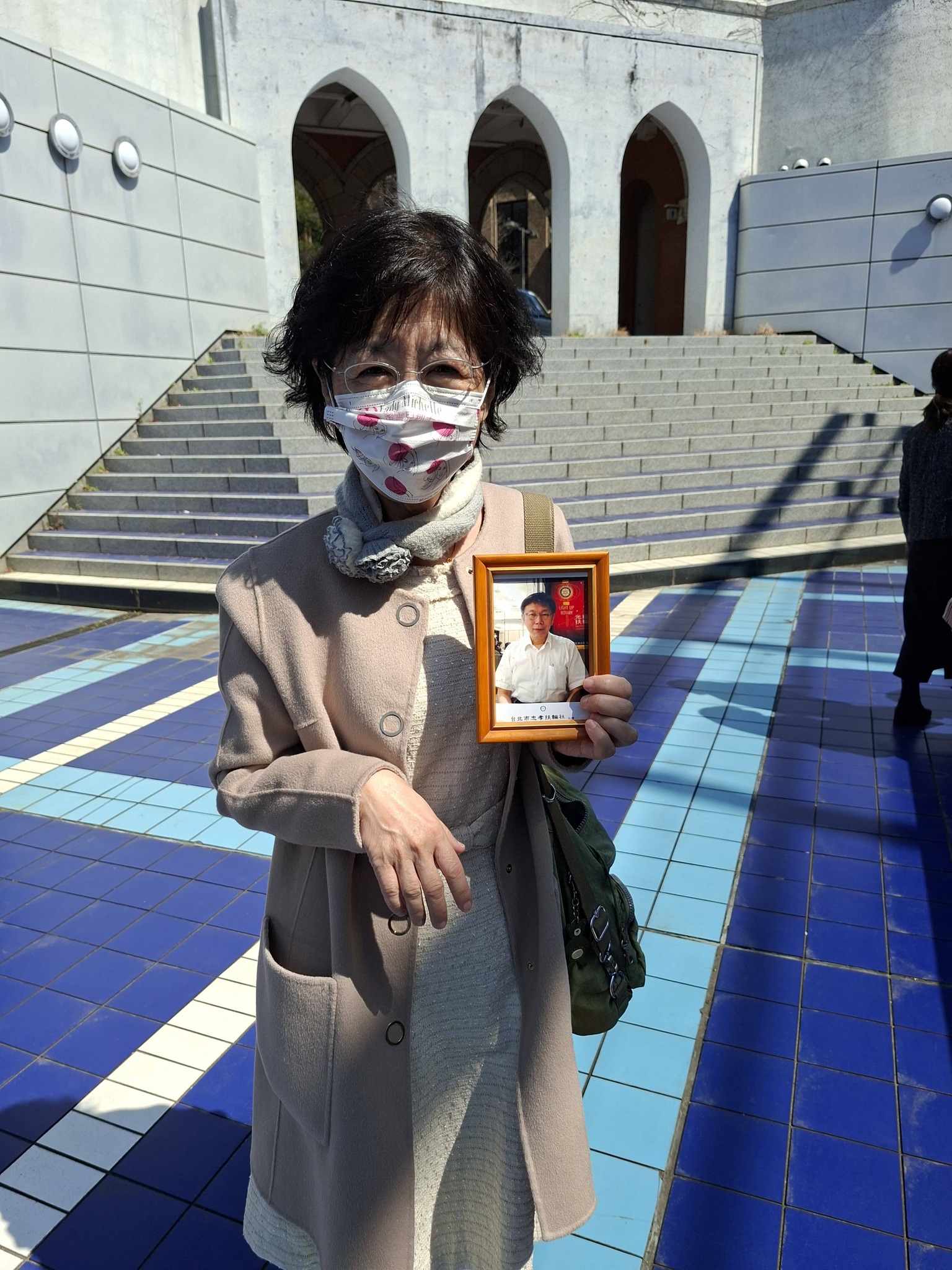 將宣判柯P!陳佩琪捧照赴日 洪健益曝目的