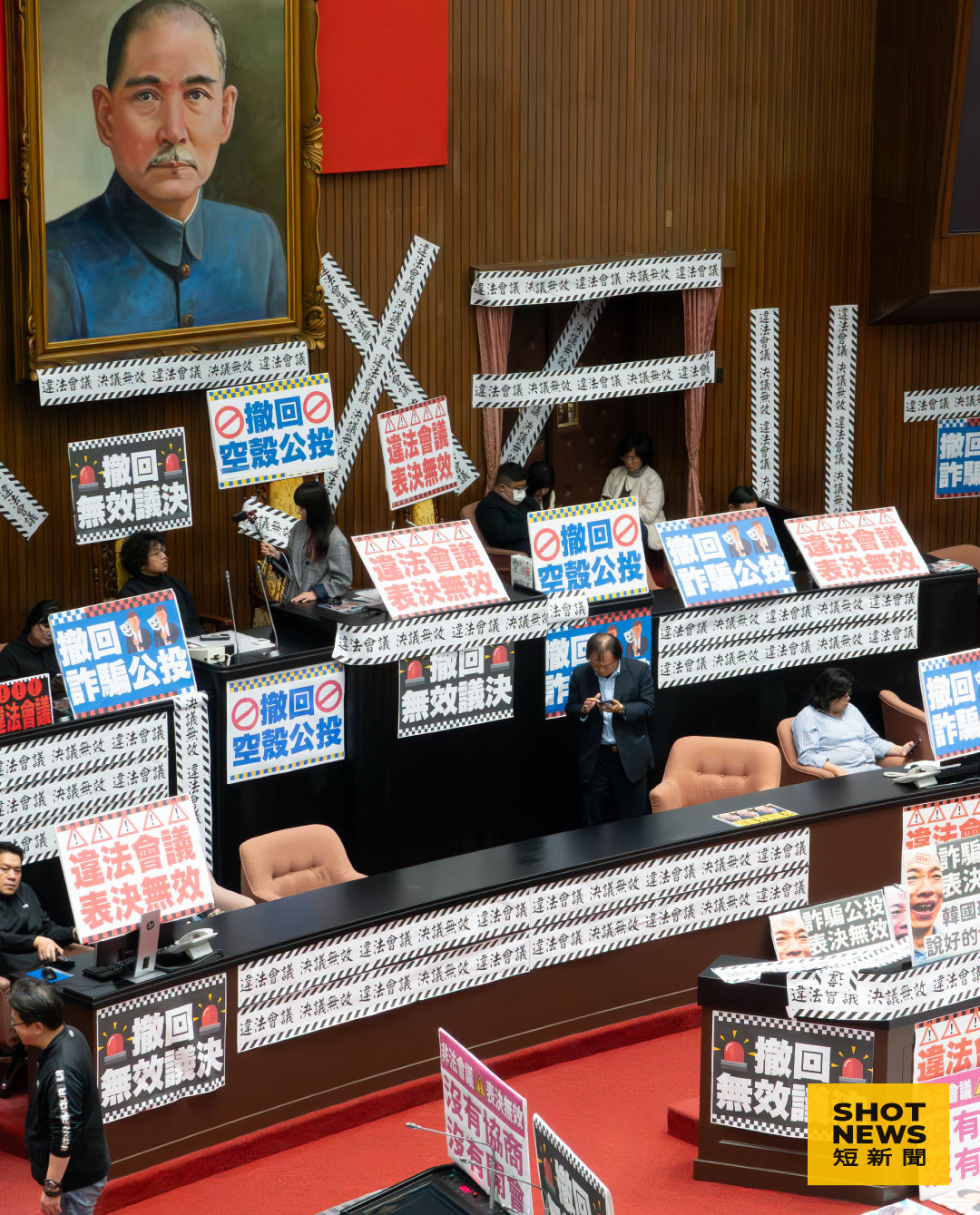 藍營突襲通過2公投案決議引爭議，綠營不滿將議場封鎖並佔領主席台（圖：謝亦然攝影）