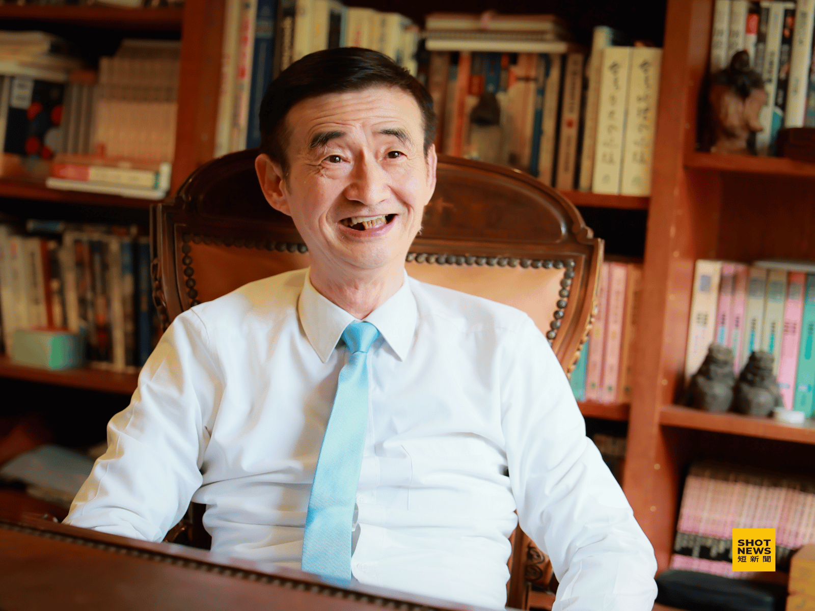 吳祥輝說明當年遭判刑的情況。(劉祐龍攝影)