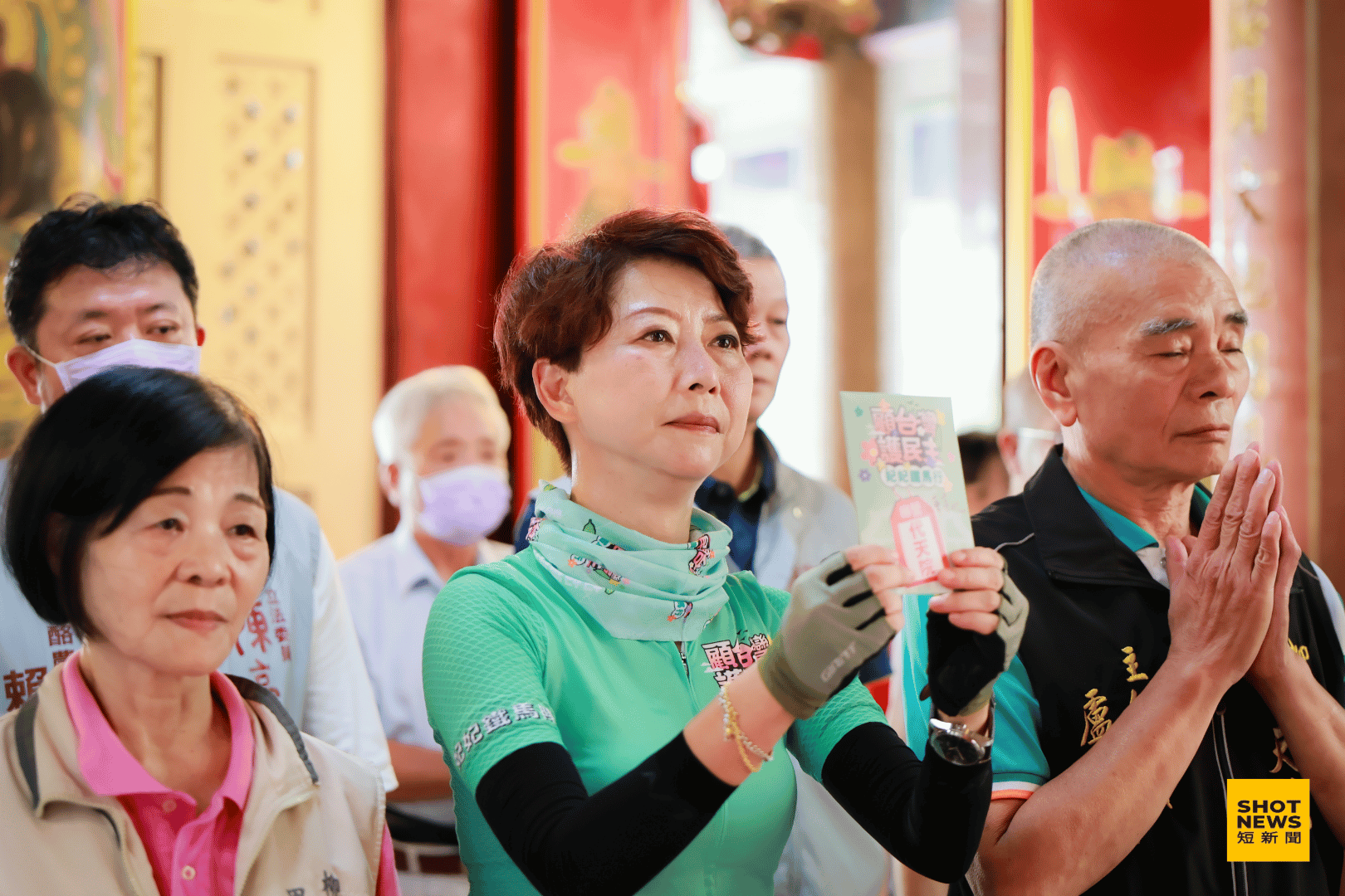陳亭妃於柳營代天院求香火、參拜祈福。(劉祐龍攝影)