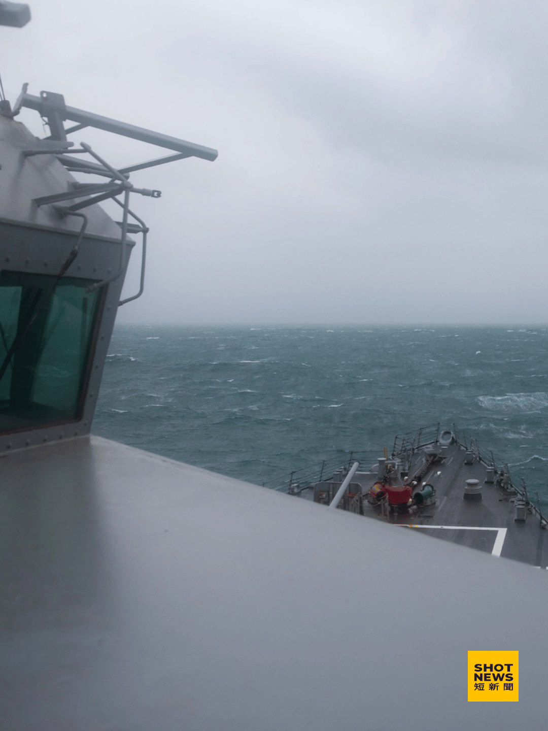 美軍第七艦隊公布伯克級飛彈驅逐艦「希金斯號」通過台海的畫面。(U.S. 7th Fleet)