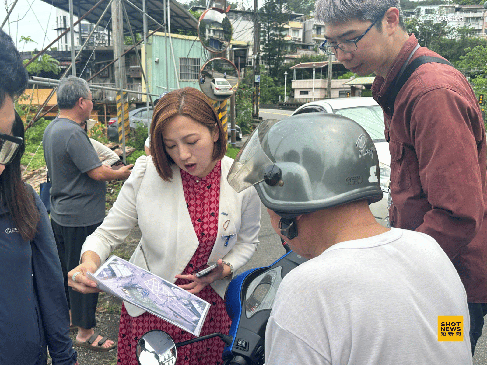 陳乃瑜在地方會勘,協助設立YouBike站。(陳乃瑜提供)
