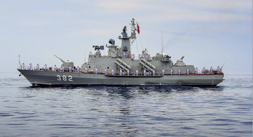 編號 374 的飛彈艦（屬於 1241.RE 專案，前方）與編號 384 的飛彈艦（屬於 1241.8「閃電」（Molniya）專案）向指揮艦致敬。圖：Quân chủng Hải quân
