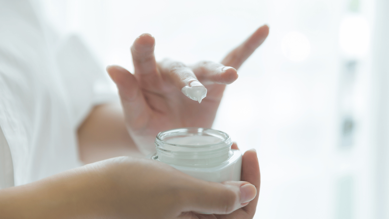 「外泌體」能促進角質細胞增殖與分化，比塗抹保濕霜更能加強防禦。（圖/Freepik)