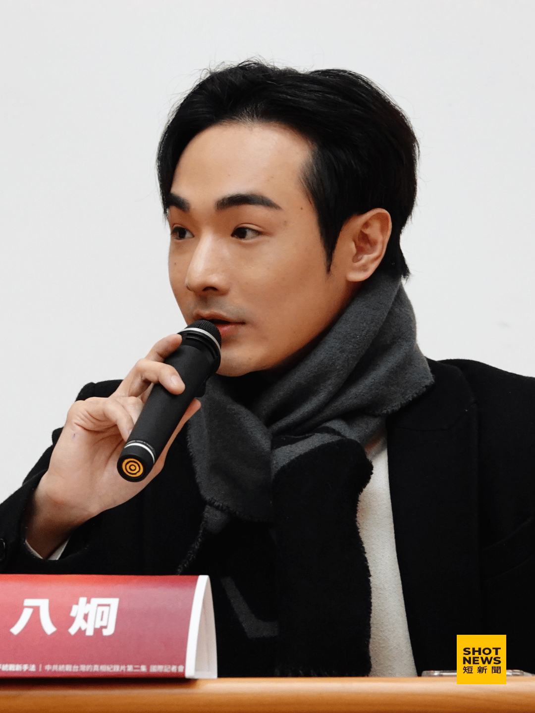 八炯表示，亞亞就是想要被拍到移民署把她架離出境。
