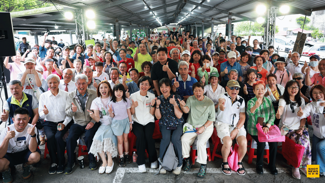 新北市議員陳乃瑜16日於深坑萬福福德宮舉辦《瑜你一起迎回新北》蘇巧慧陳乃瑜座談會,現場氣氛熱烈、座無虛席。(劉祐龍攝影)