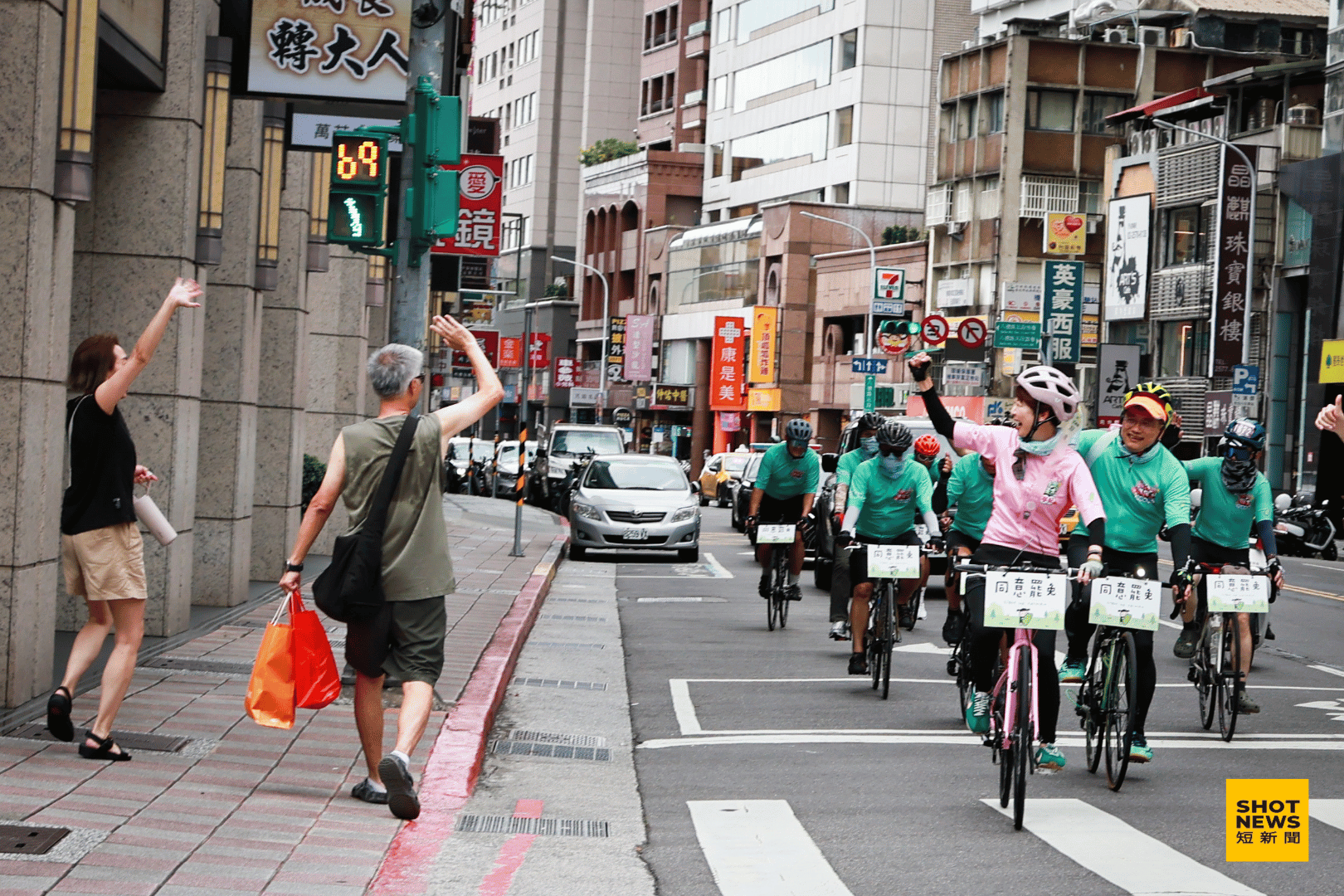 行經徐巧芯選區時，民眾熱情給予陳亭妃回應，支持大罷免行動。(劉祐龍攝影)