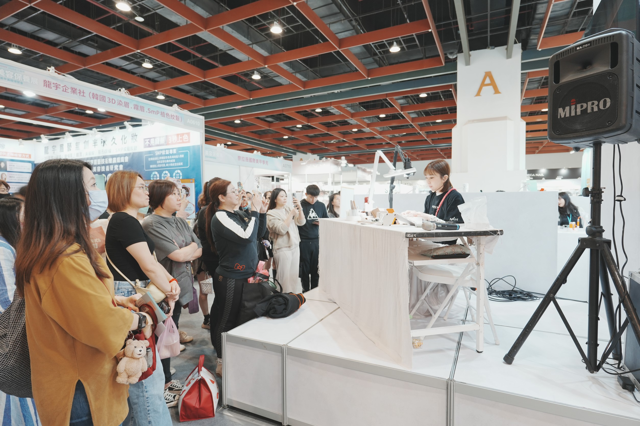 喜光全光譜護眼檯燈,美甲冠軍小媛老師推薦(圖/no15_bellayi 提供)