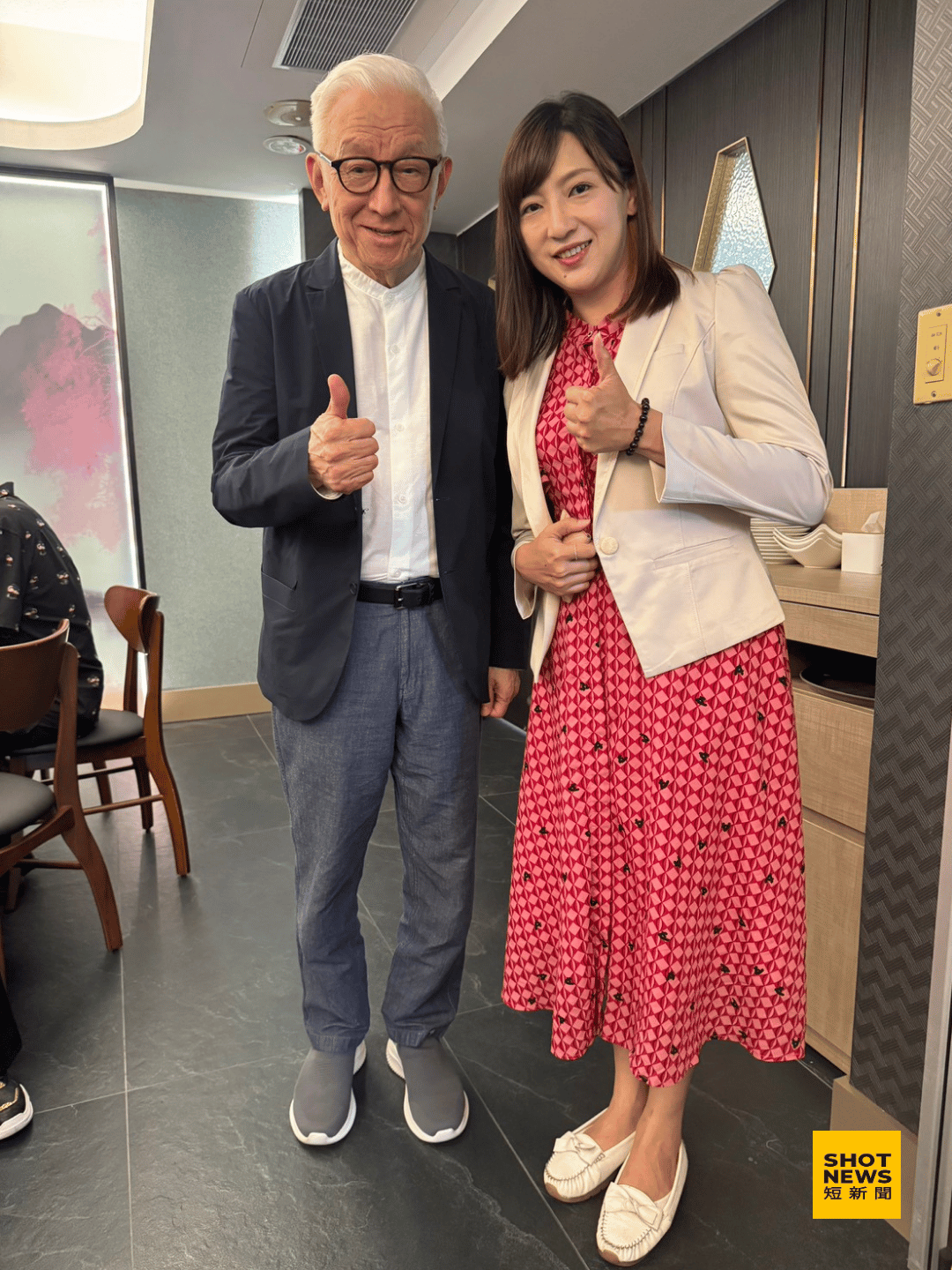 曹興誠董事長與陳乃瑜合影。(陳乃瑜提供)