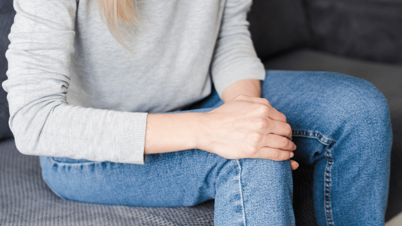 保持膝蓋溫暖可改善血液循環，運動能強化腿部肌肉。（圖/Freepik)