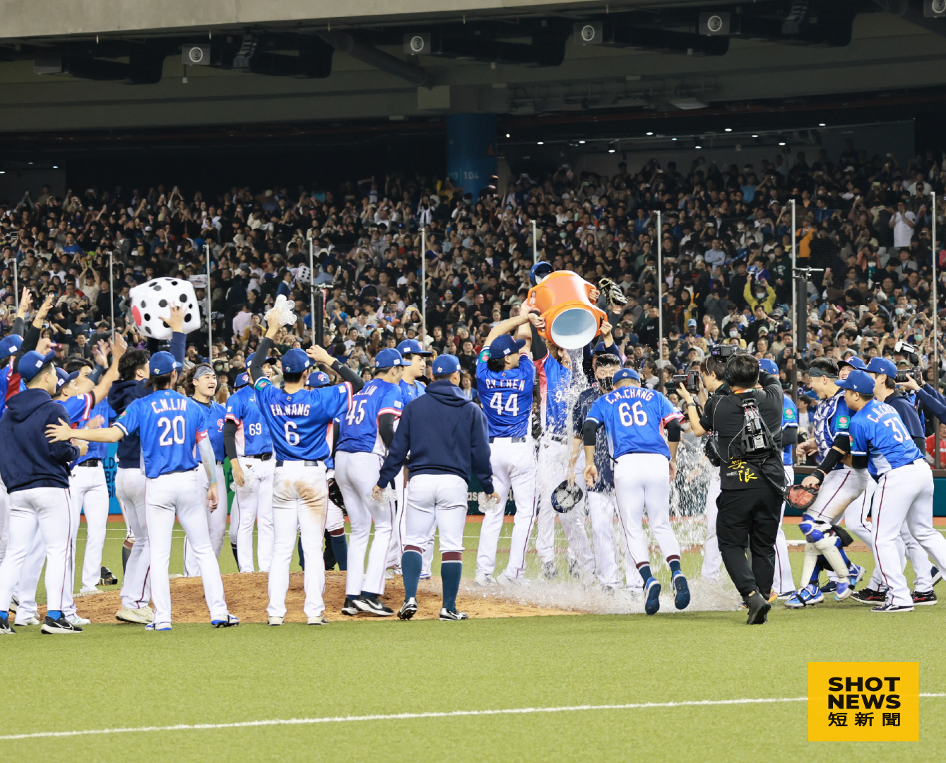 台灣隊獲勝後向總教練澆水慶祝（圖：劉祐龍攝影）