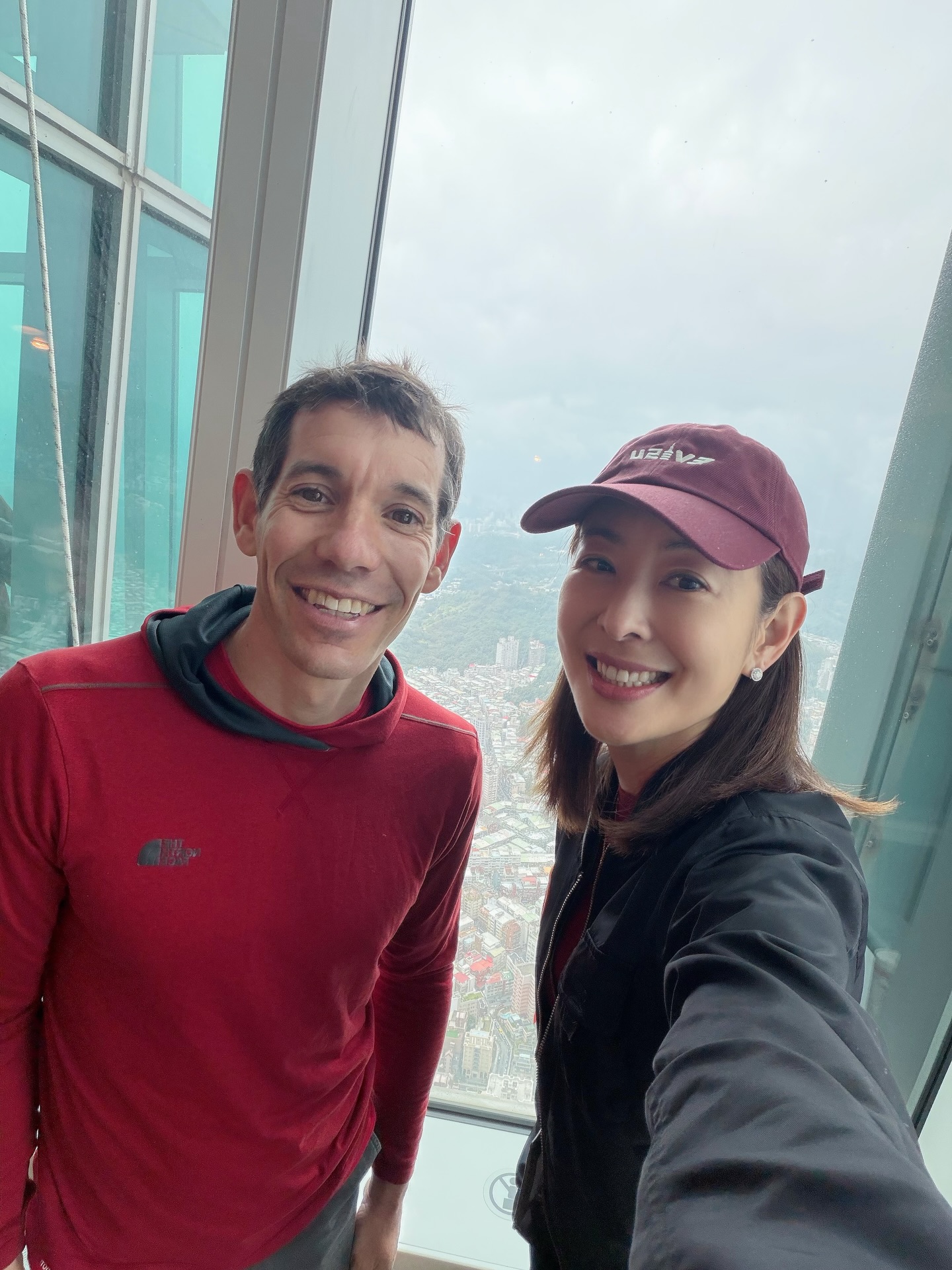 徒手攀岩大神攻台北101 週六全球直播