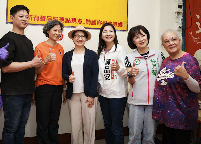 副總統蕭美琴(左三)、縣長參選人陳品安(右三)、立委林月琴(右二)。