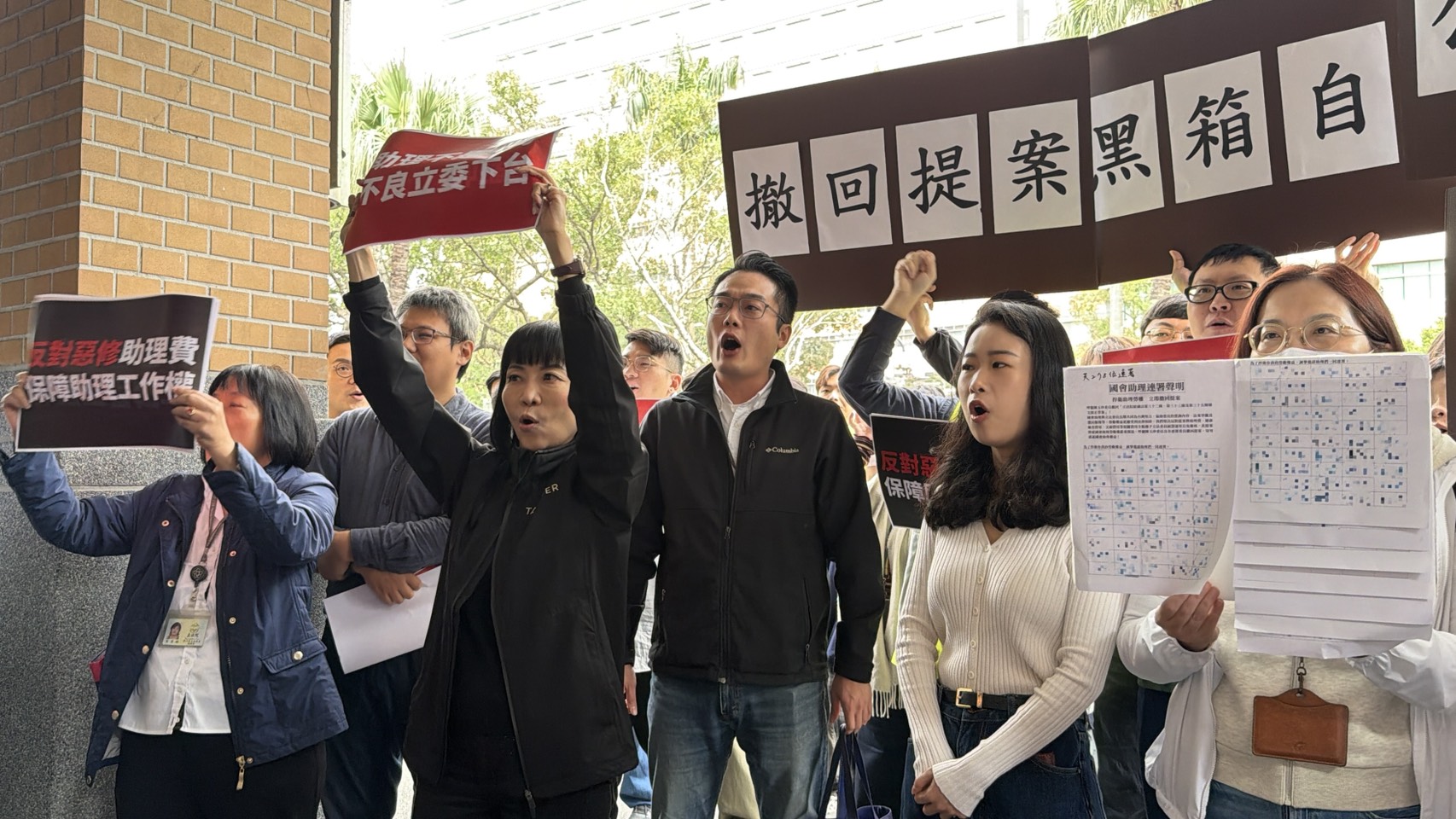 助理費修法遭質疑助理工會游明諺三問陳玉珍