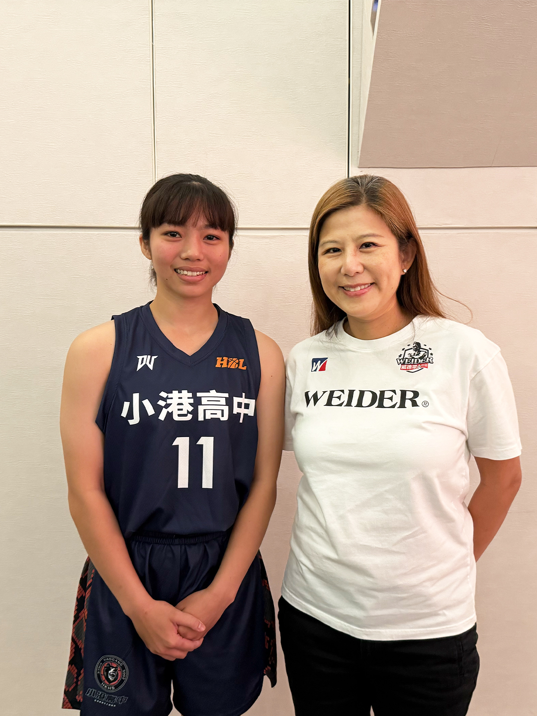 113學年度威德眾星獎助計畫得主-小港高中黃子芸同學、美國威德亞洲執行副總Maria Chen。